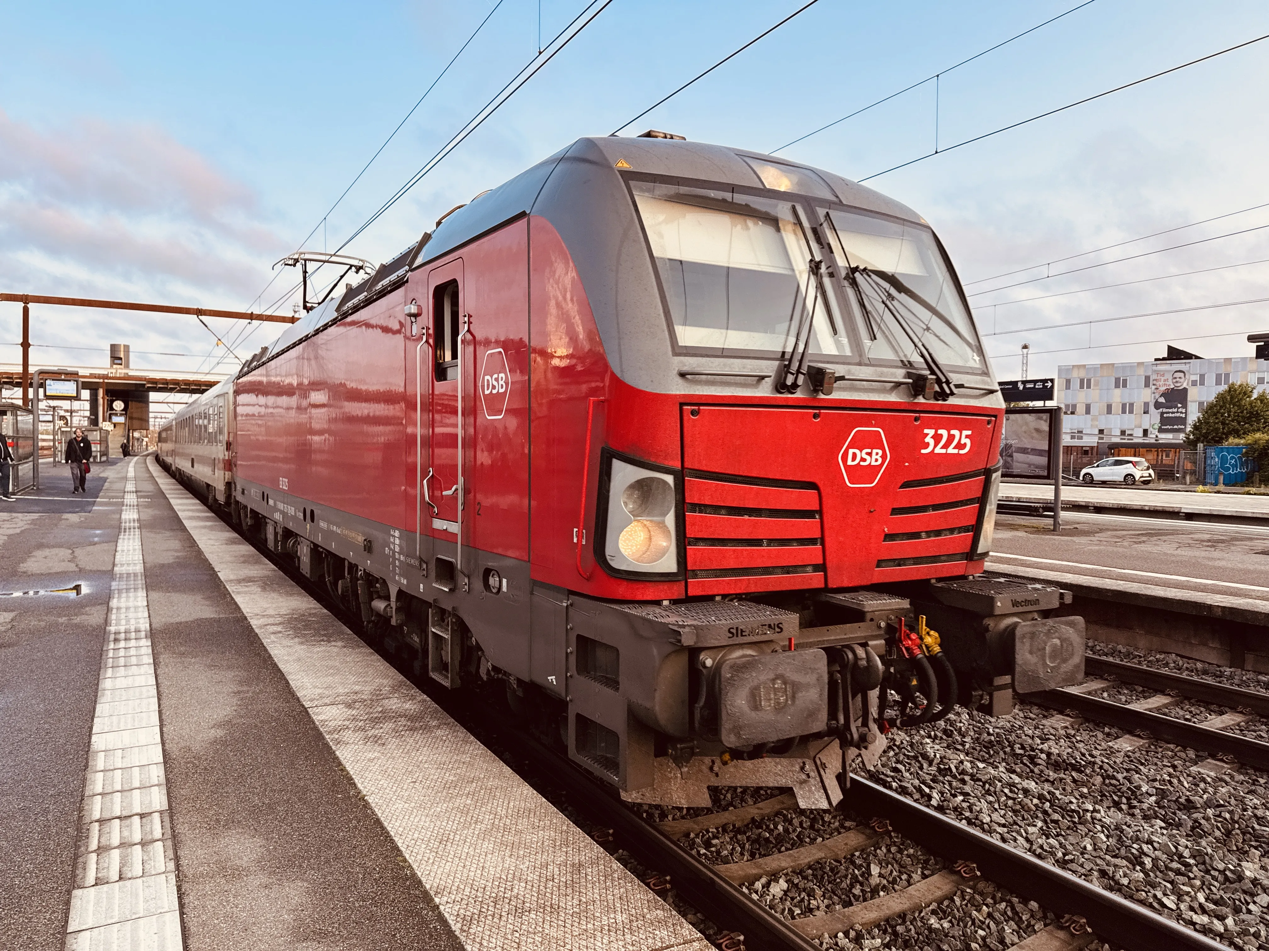 Billede af DSB EB 3225 fotograferet ud for Odense Banegård Center. Billede af DSB EB 3225 fotograferet ud for Odense Banegård Center.