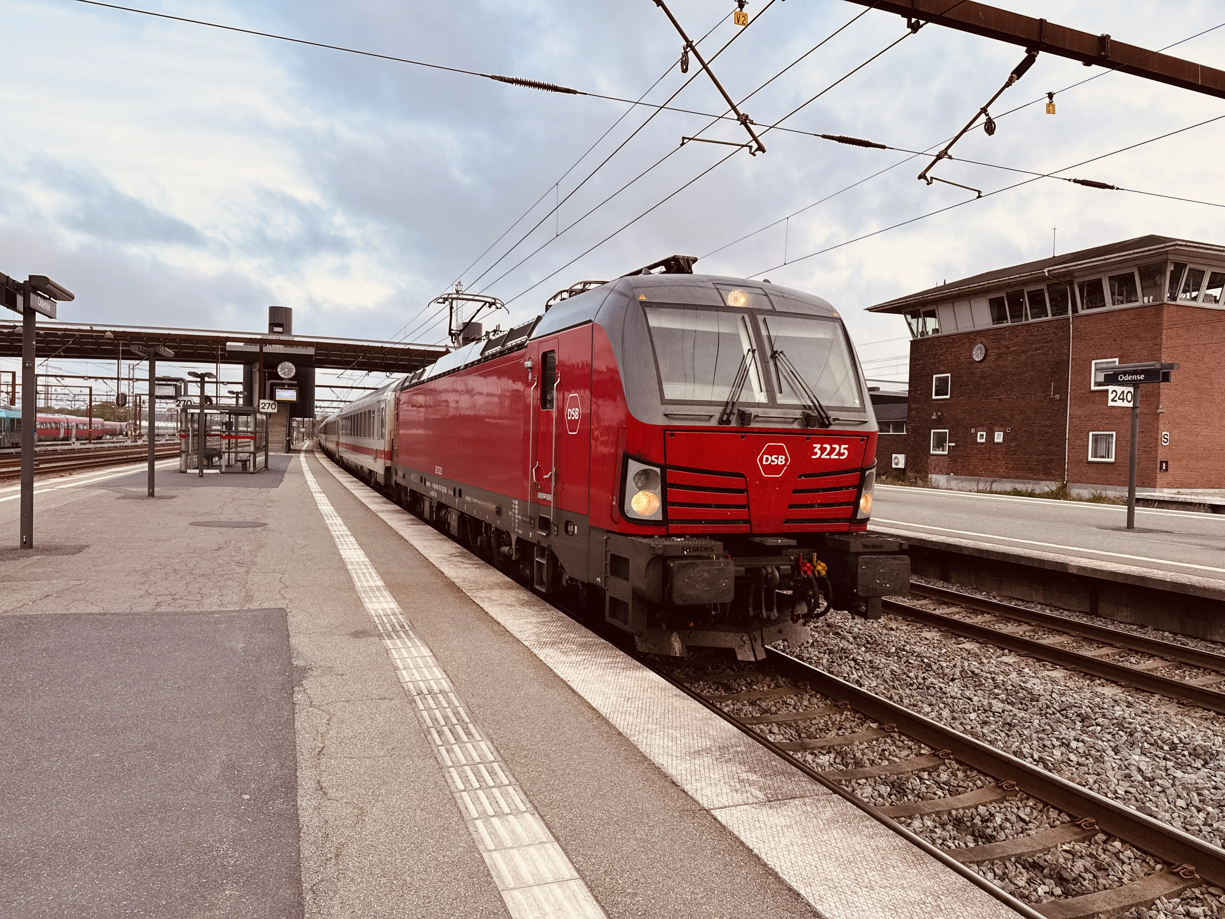 Billede af DSB EB 3225 fotograferet ud for Odense Banegård Center. Billede af DSB EB 3225 fotograferet ud for Odense Banegård Center.