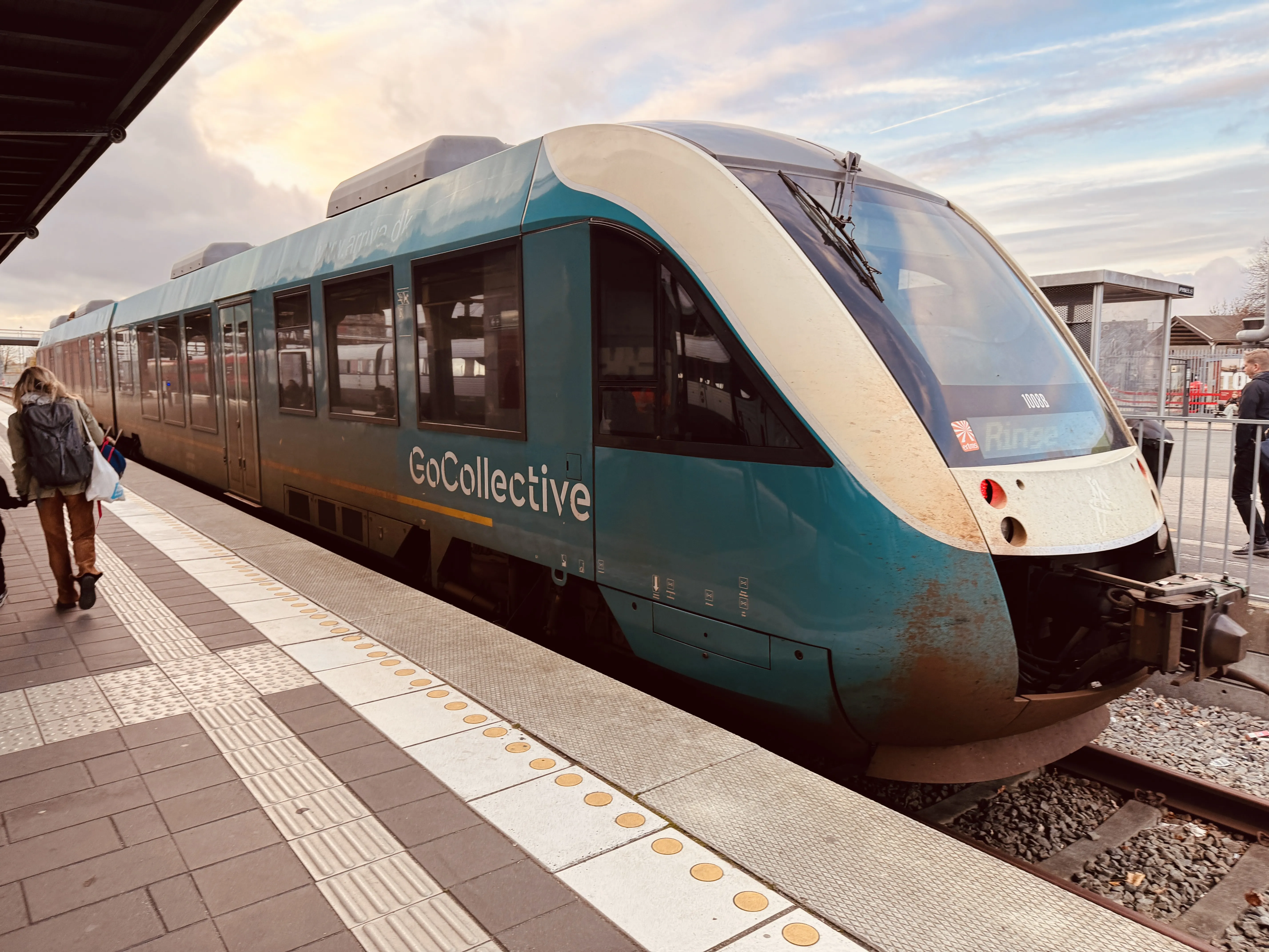 Billede af GoCollective AR 1008, tidligere ARRIVA AR 1008 fotograferet ud for Odense Banegård Center. Billede af GoCollective AR 1008, tidligere ARRIVA AR 1008 fotograferet ud for Odense Banegård Center.