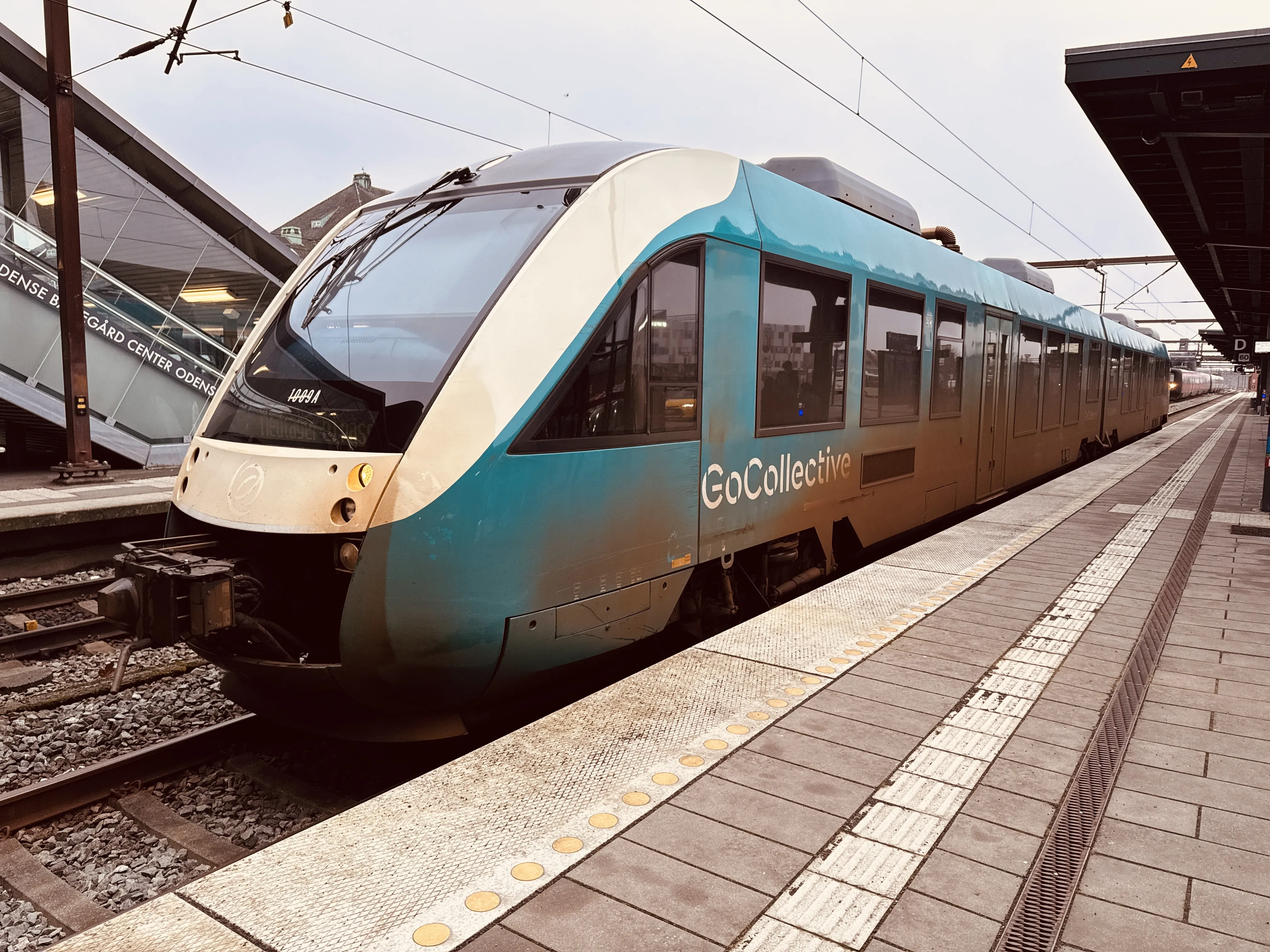 Billede af GoCollective AR 1009, tidligere ARRIVA AR 1009 fotograferet ud for Odense Banegård Center. Billede af GoCollective AR 1009, tidligere ARRIVA AR 1009 fotograferet ud for Odense Banegård Center.