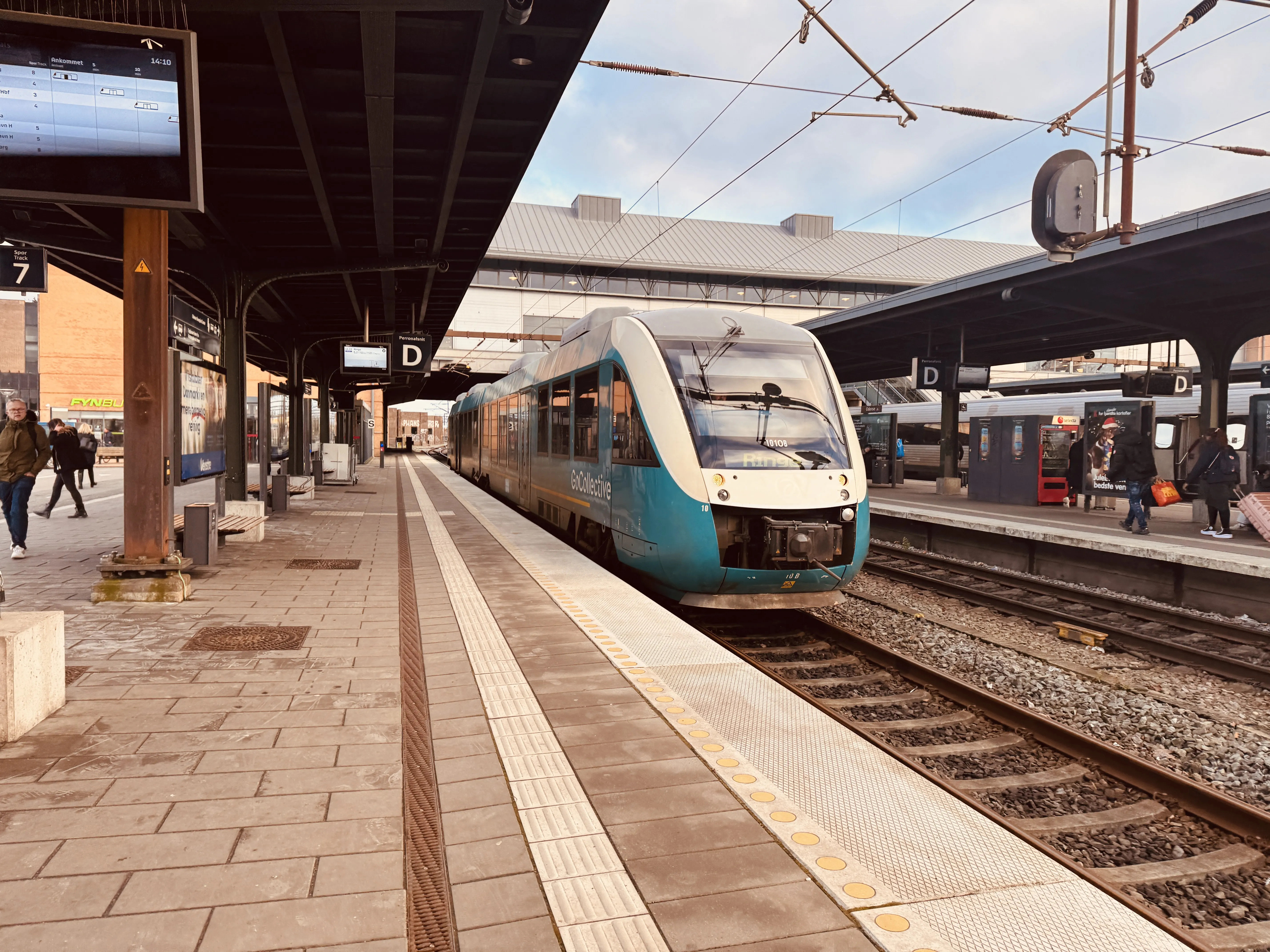 Billede af GoCollective AR 1010, tidligere ARRIVA AR 1010 fotograferet ud for Odense Banegård Center. Billede af GoCollective AR 1010, tidligere ARRIVA AR 1010 fotograferet ud for Odense Banegård Center.