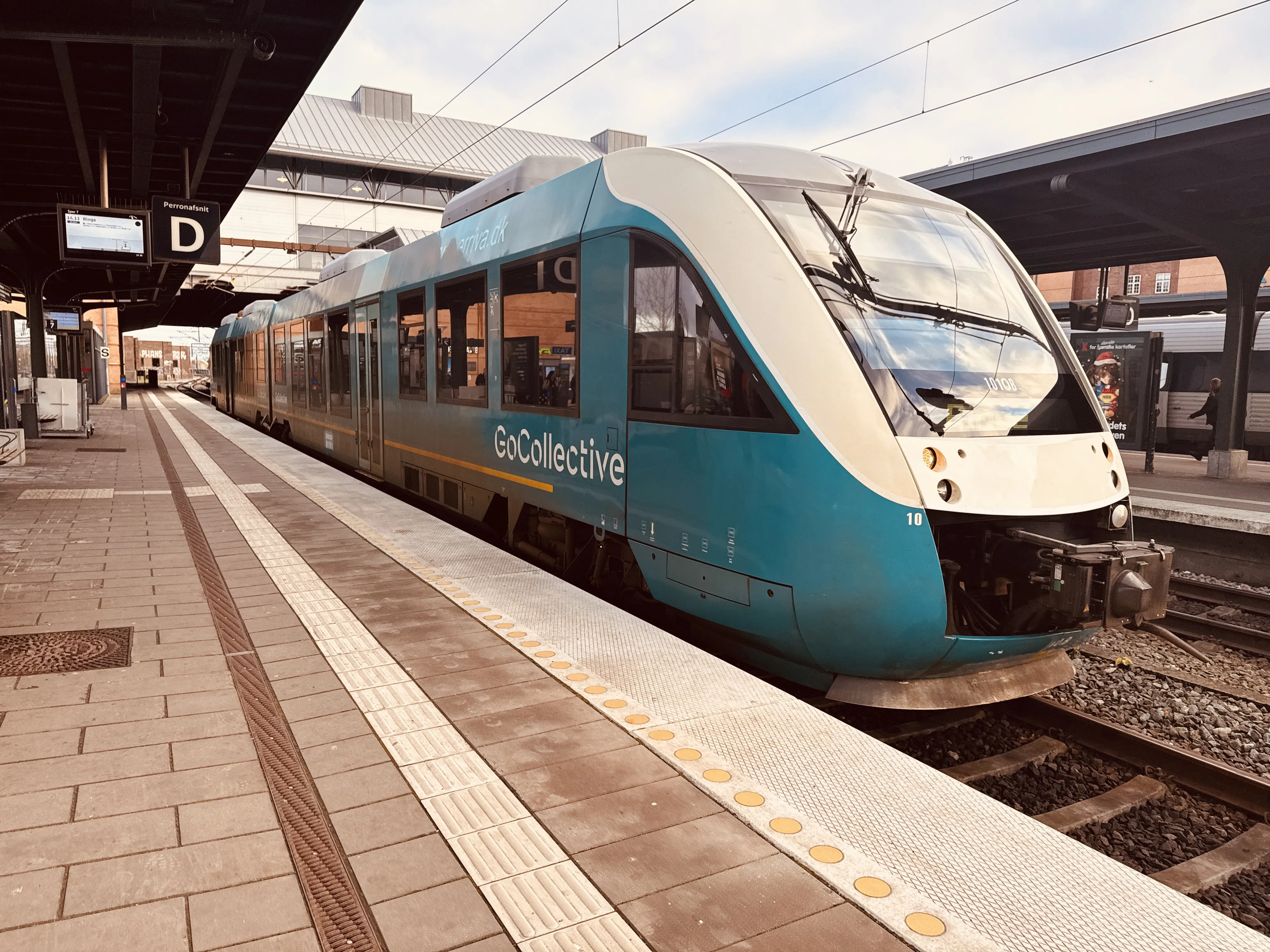 Billede af GoCollective AR 1010, tidligere ARRIVA AR 1010 fotograferet ud for Odense Banegård Center. Billede af GoCollective AR 1010, tidligere ARRIVA AR 1010 fotograferet ud for Odense Banegård Center.