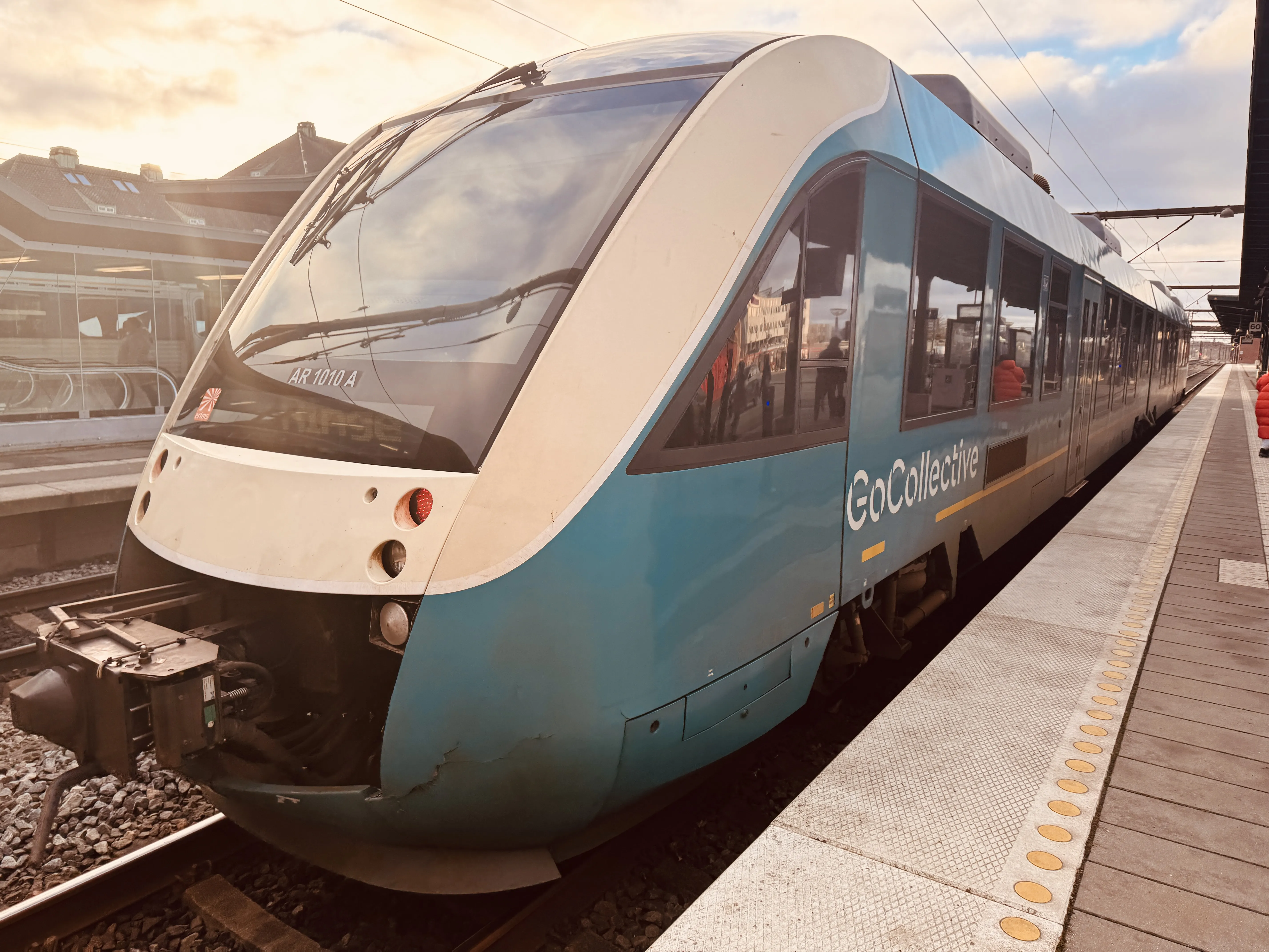 Billede af GoCollective AR 1010, tidligere ARRIVA AR 1010 fotograferet ud for Odense Banegård Center. Billede af GoCollective AR 1010, tidligere ARRIVA AR 1010 fotograferet ud for Odense Banegård Center.