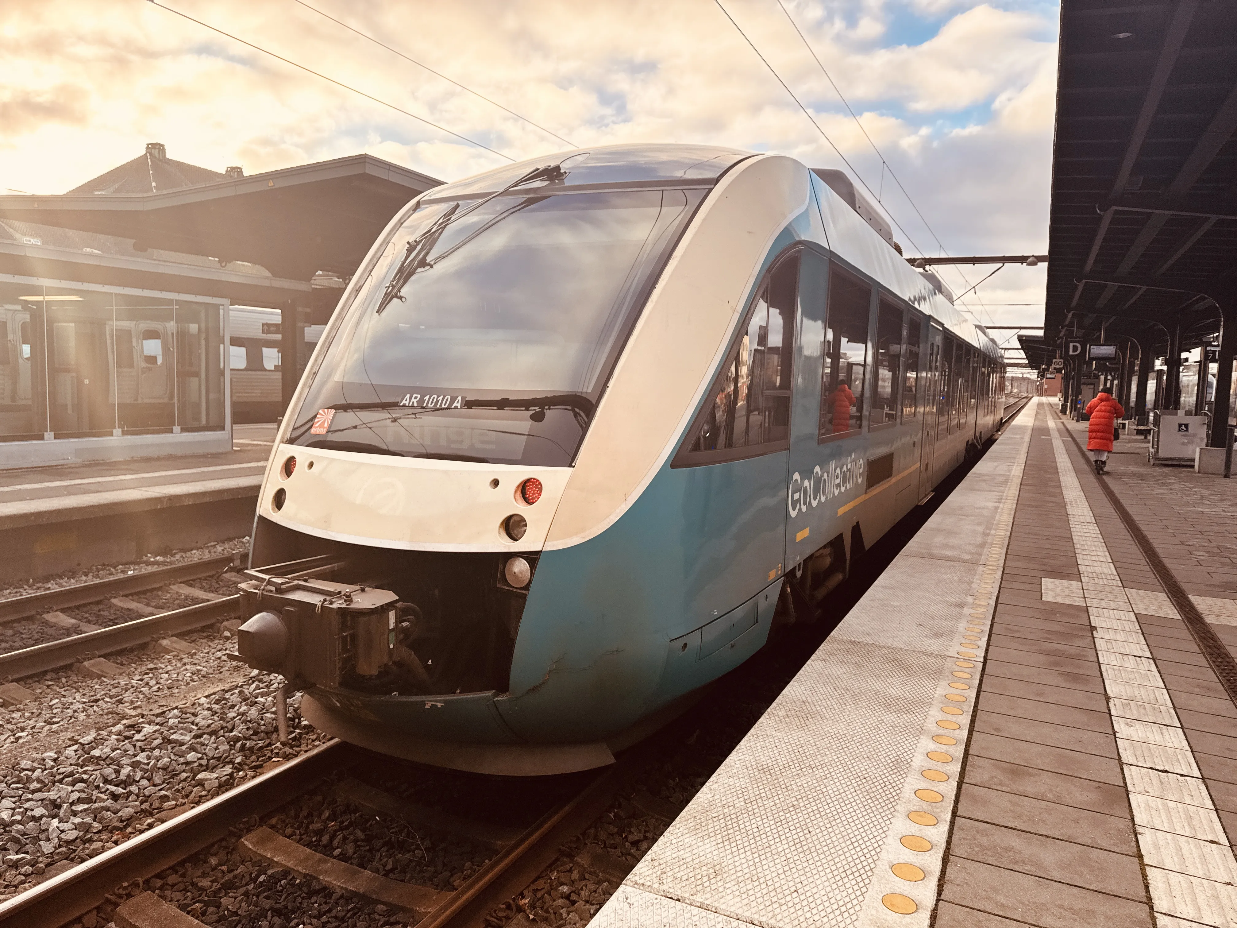 Billede af GoCollective AR 1010, tidligere ARRIVA AR 1010 fotograferet ud for Odense Banegård Center. Billede af GoCollective AR 1010, tidligere ARRIVA AR 1010 fotograferet ud for Odense Banegård Center.