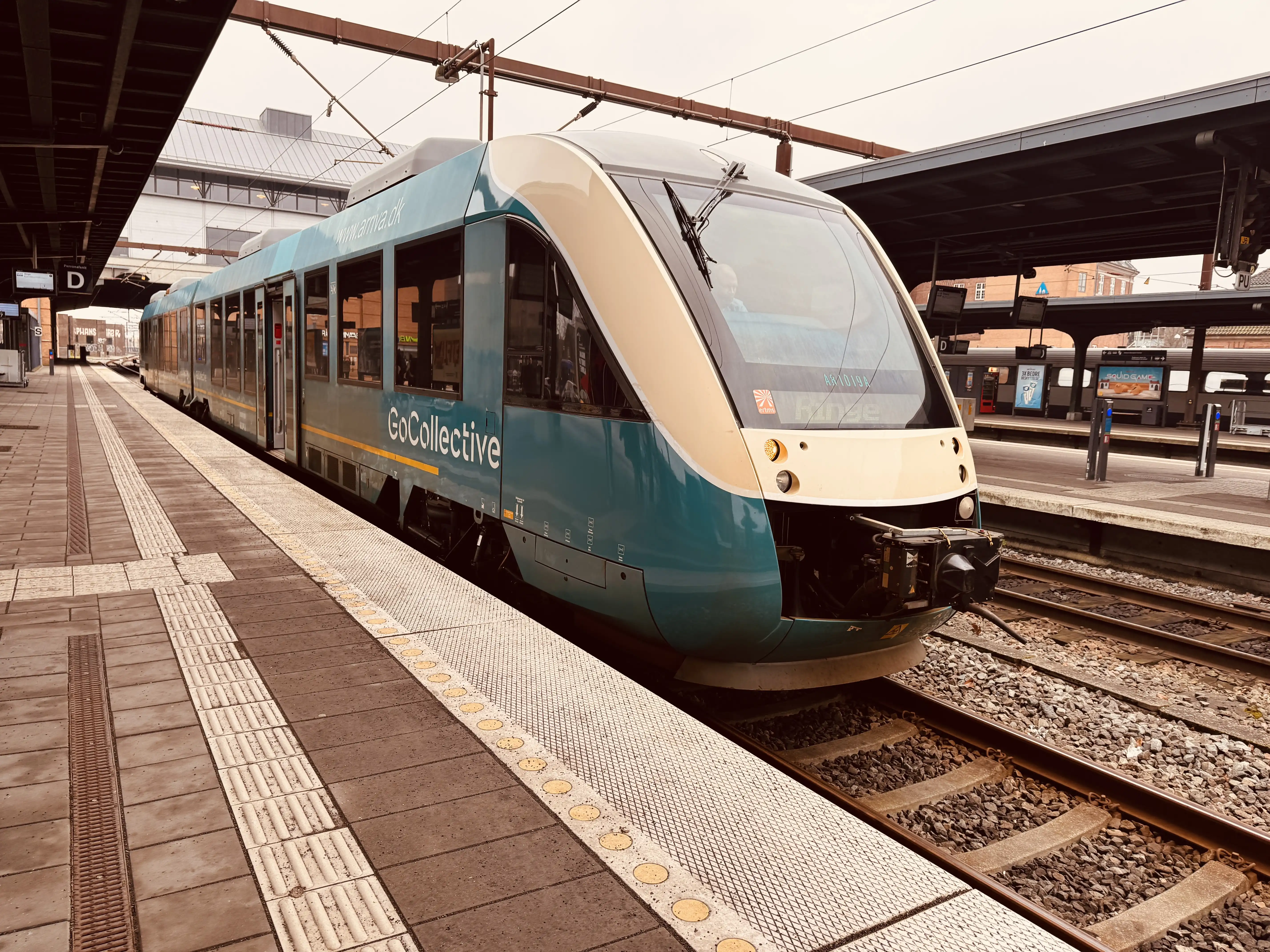 Billede af GoCollective AR 1019, tidligere ARRIVA AR 1019 fotograferet ud for Odense Banegård Center.
