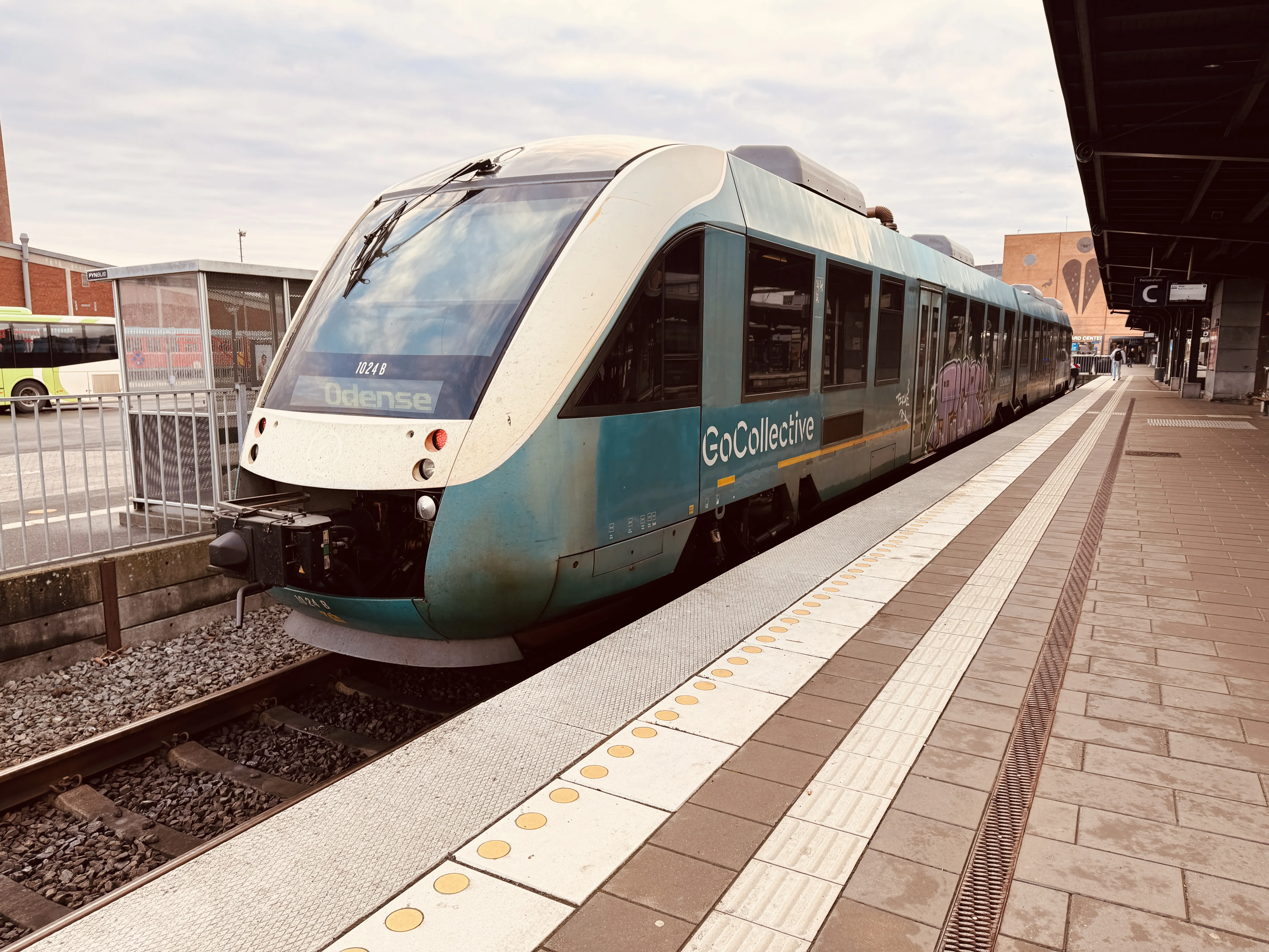 Billede af GoCollective AR 1024, tidligere ARRIVA AR 1024 fotograferet ud for Odense Banegård Center.