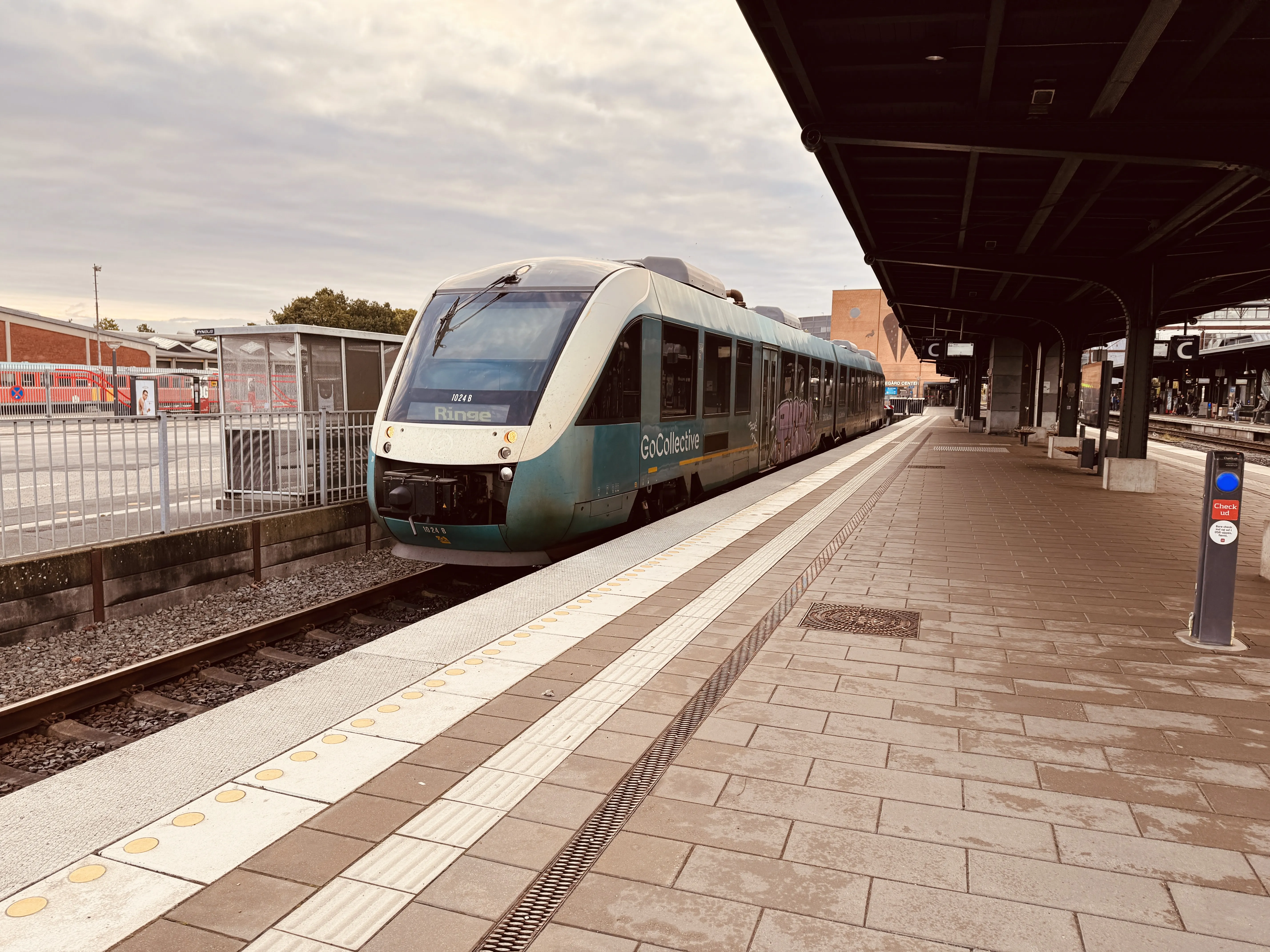 Billede af GoCollective AR 1024, tidligere ARRIVA AR 1024 fotograferet ud for Odense Banegård Center.