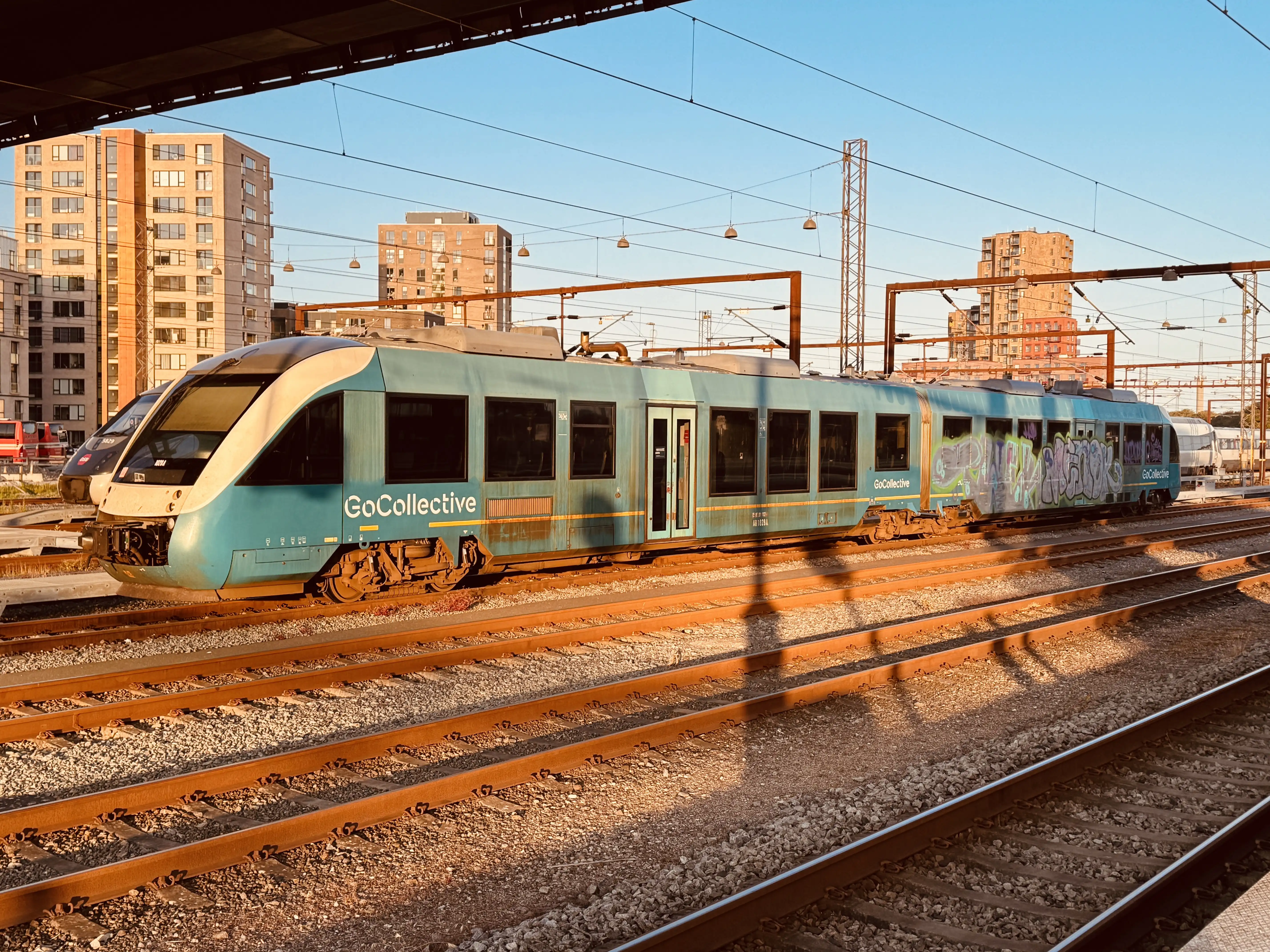 Billede af GoCollective AR 1028, tidligere ARRIVA AR 1028 fotograferet ud for Odense Banegård Center.