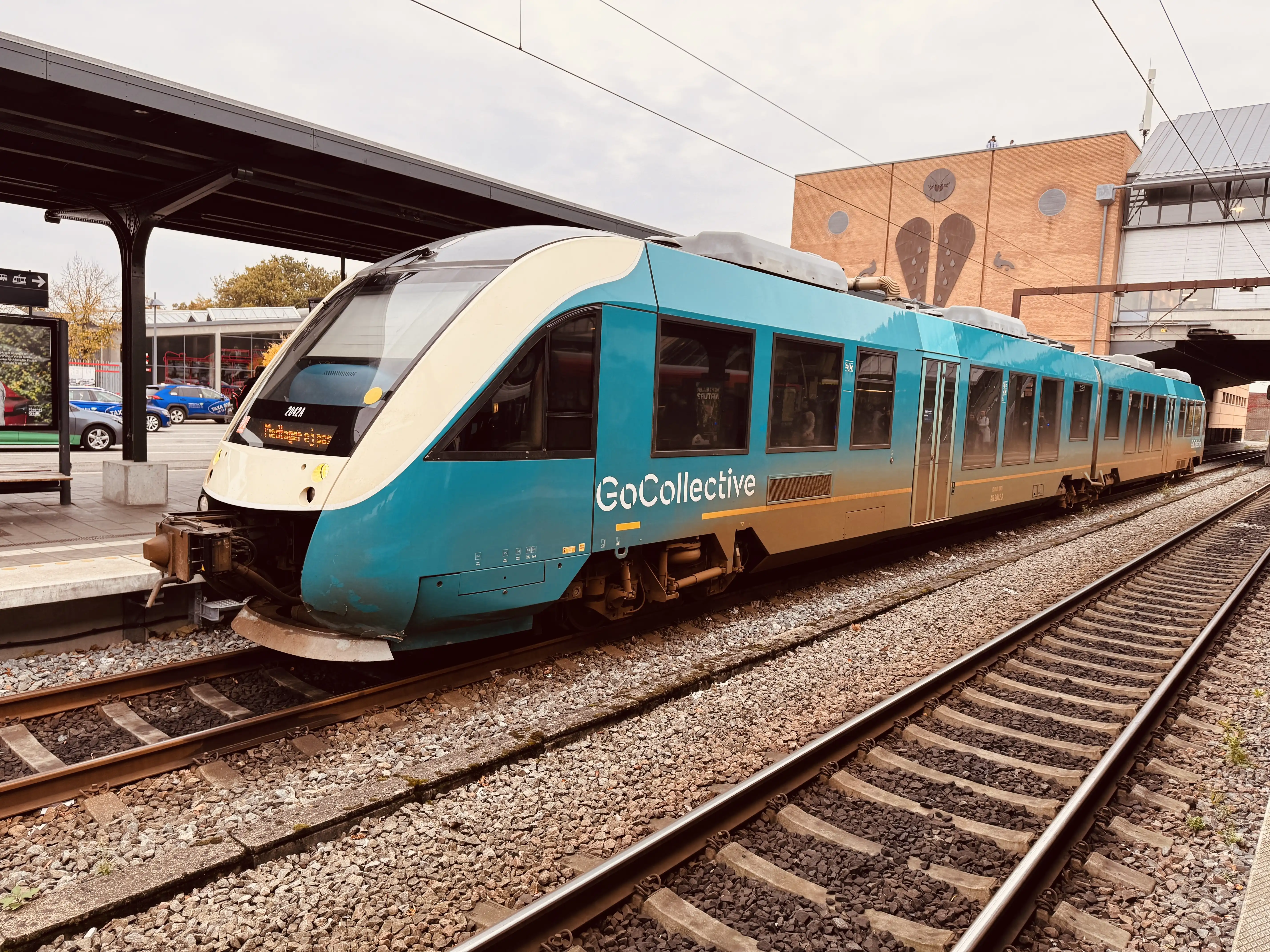 Billede af GoCollective AR 2042, tidligere ARRIVA AR 2042 fotograferet ud for Odense Banegård Center.