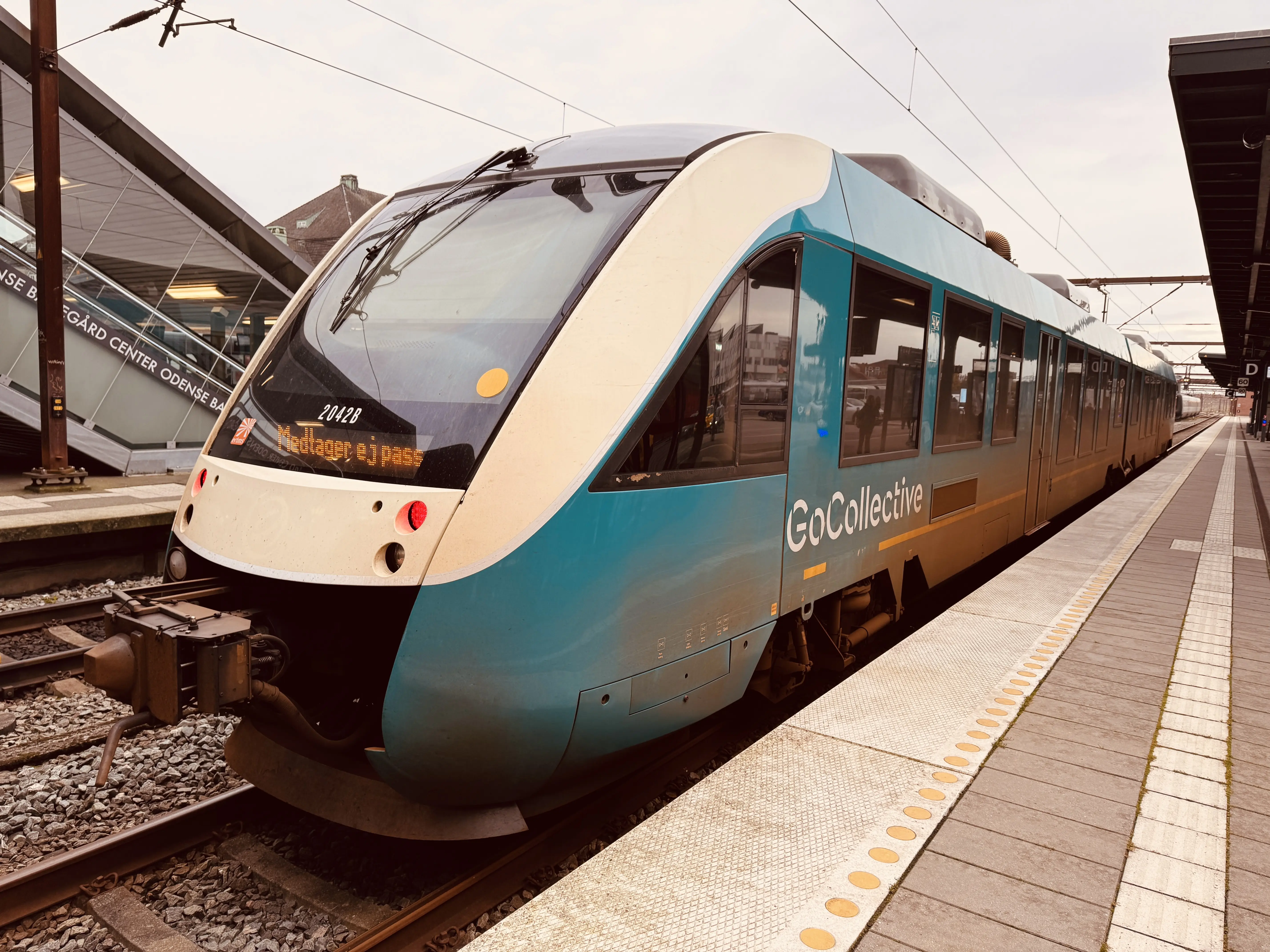 Billede af GoCollective AR 2042, tidligere ARRIVA AR 2042 fotograferet ud for Odense Banegård Center.