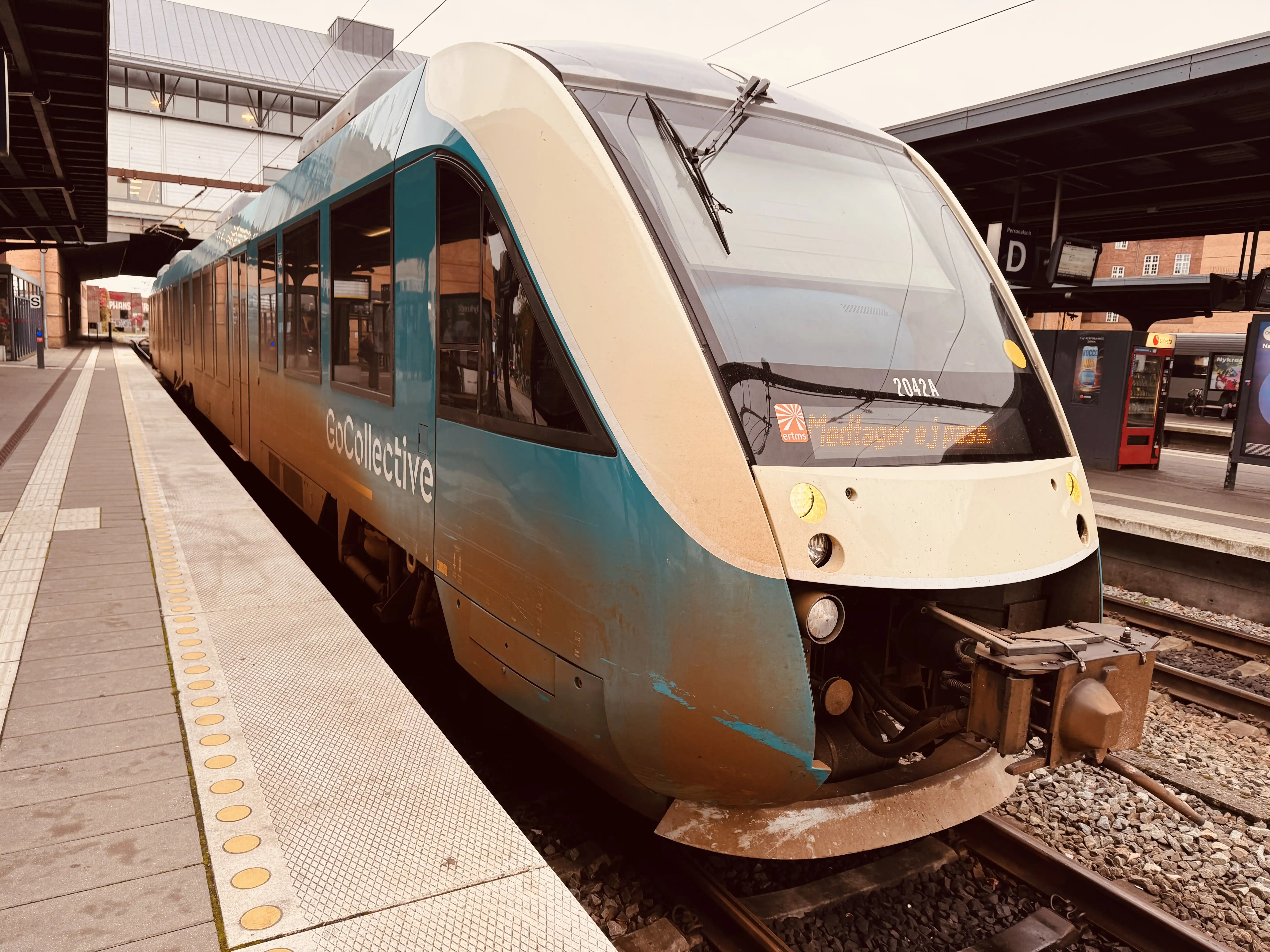 Billede af GoCollective AR 2042, tidligere ARRIVA AR 2042 fotograferet ud for Odense Banegård Center.