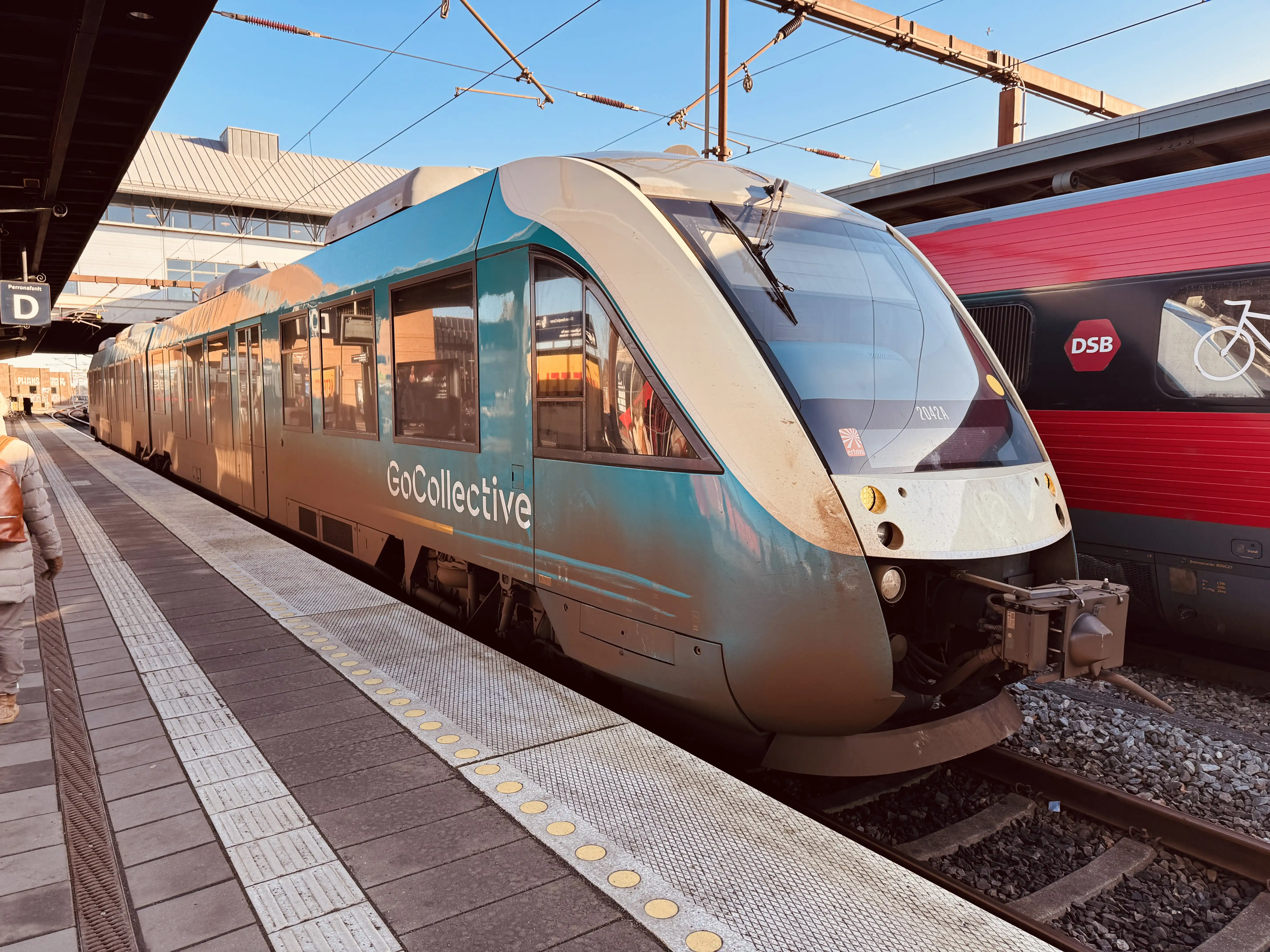 Billede af GoCollective AR 2042, tidligere ARRIVA AR 2042 fotograferet ud for Odense Banegård Center.