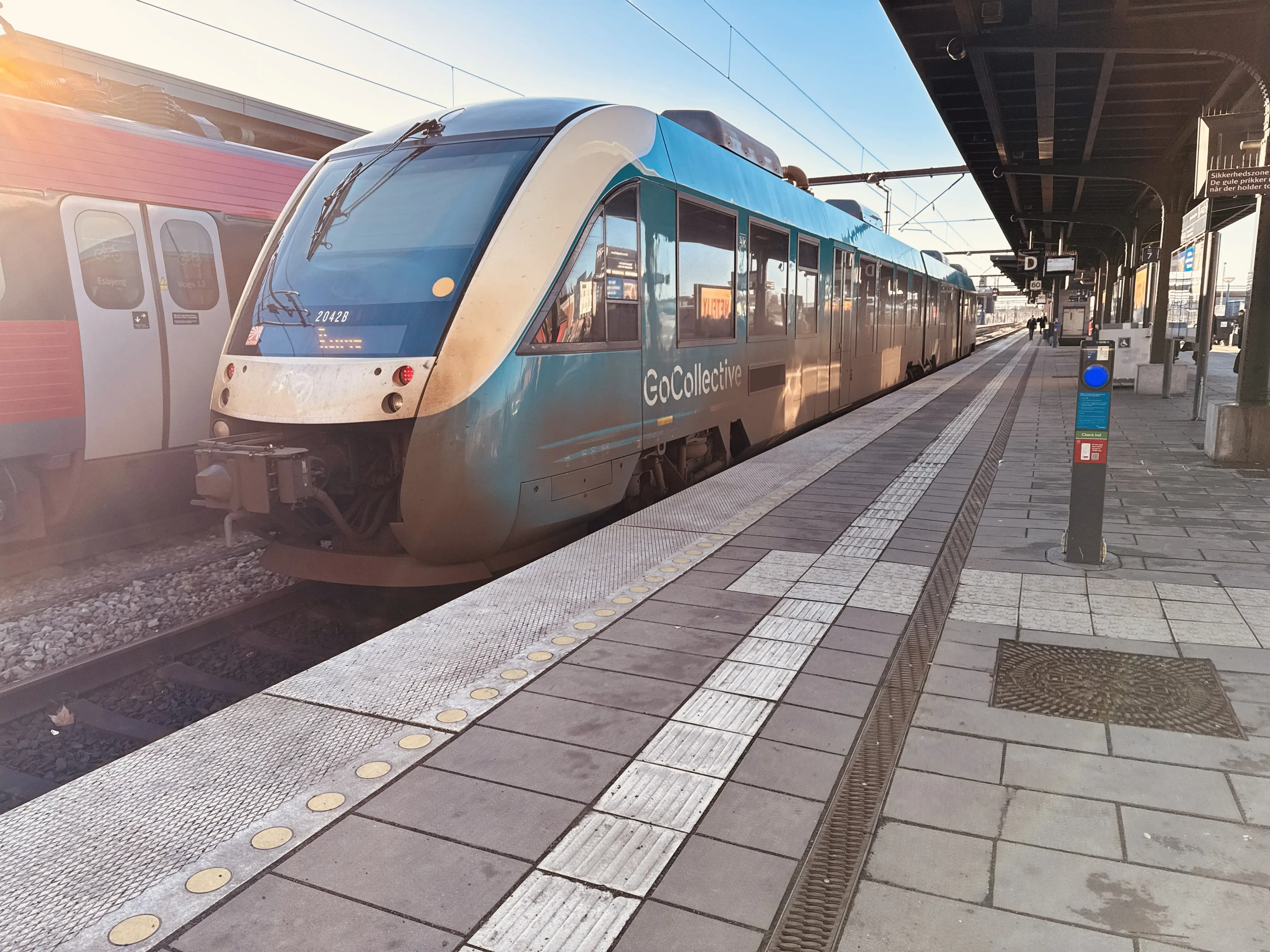 Billede af GoCollective AR 2042, tidligere ARRIVA AR 2042 fotograferet ud for Odense Banegård Center.