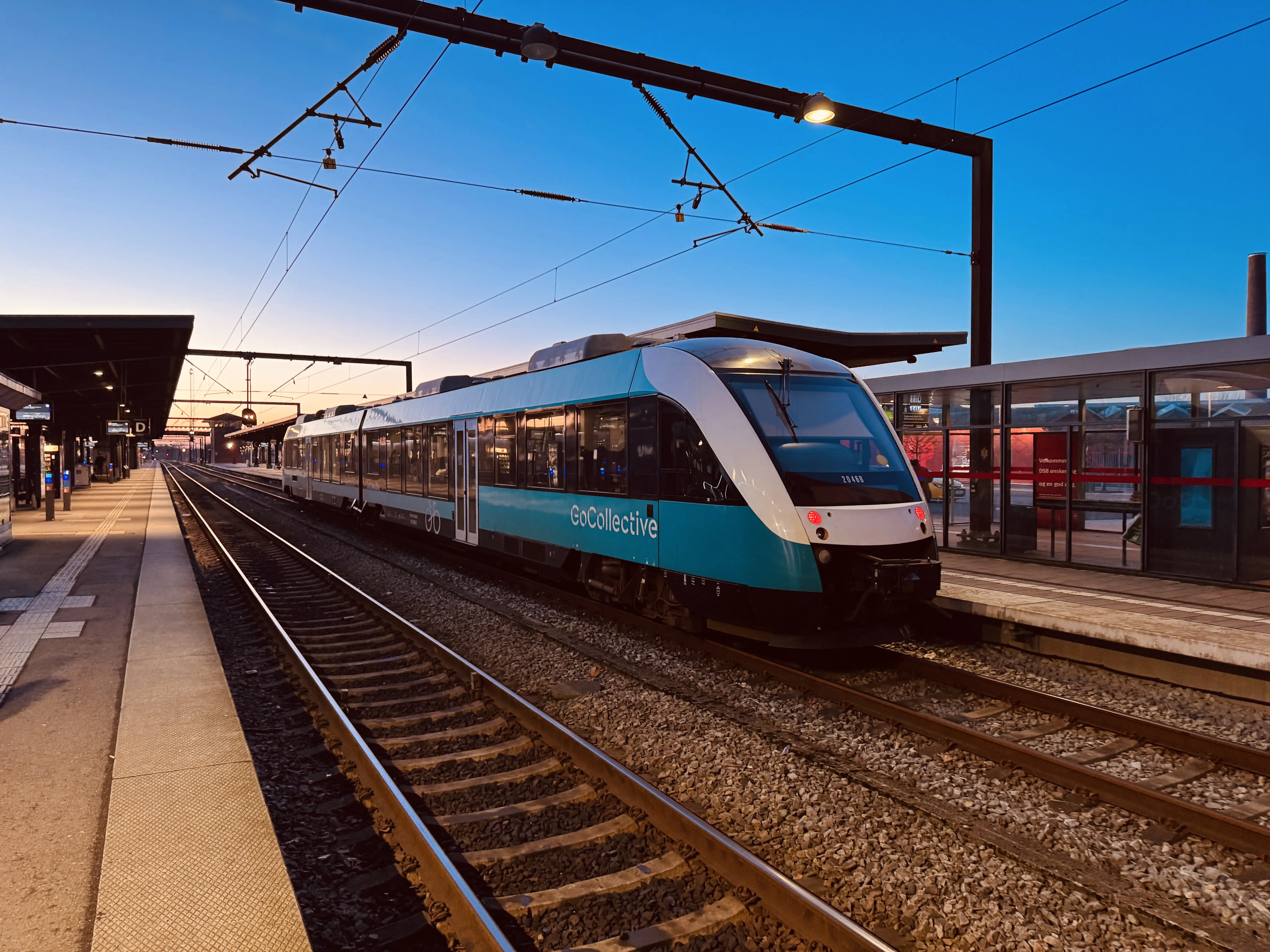 Billede af GoCollective AR 2046, tidligere ARRIVA AR 2046 fotograferet ud for Odense Banegård Center. Billede af GoCollective AR 2046, tidligere ARRIVA AR 2046 fotograferet ud for Odense Banegård Center.