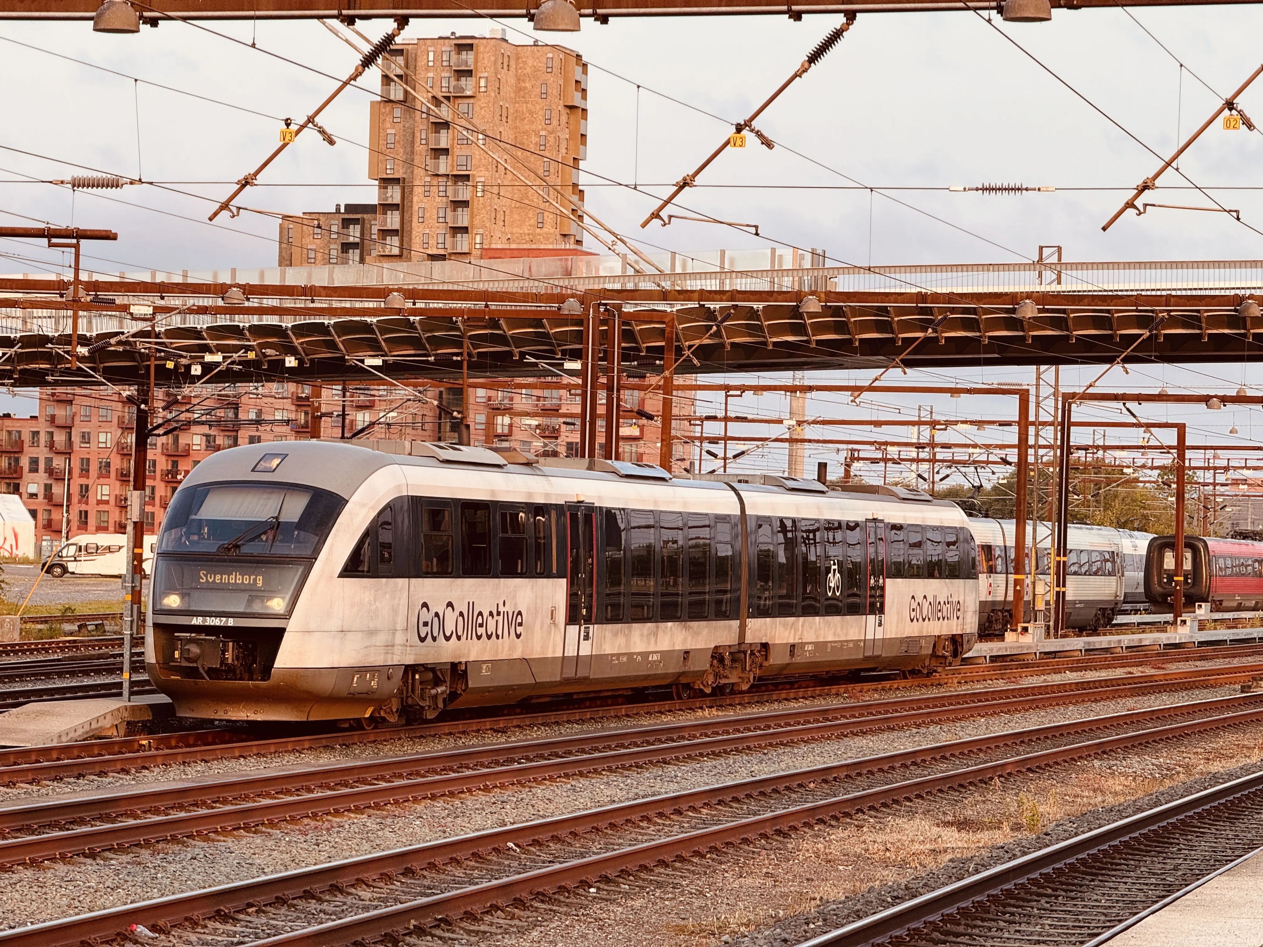 Billede af GoCollective AR 3067, tidligere DSB MQ 4117-4917 fotograferet ud for Odense Banegård Center.