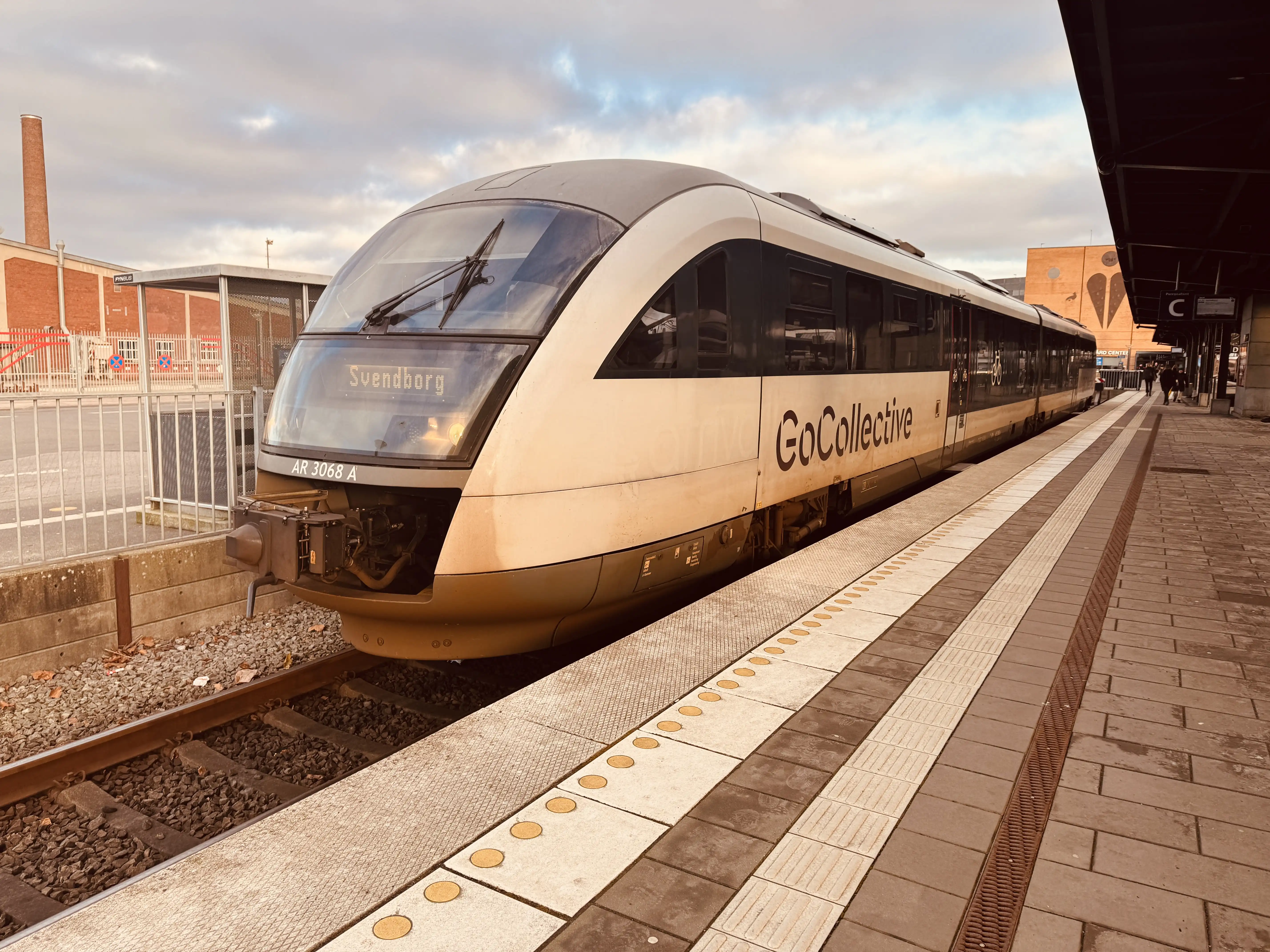 Billede af GoCollective AR 3068, tidligere DSB MQ 4118-4918 fotograferet ud for Odense Banegård Center.