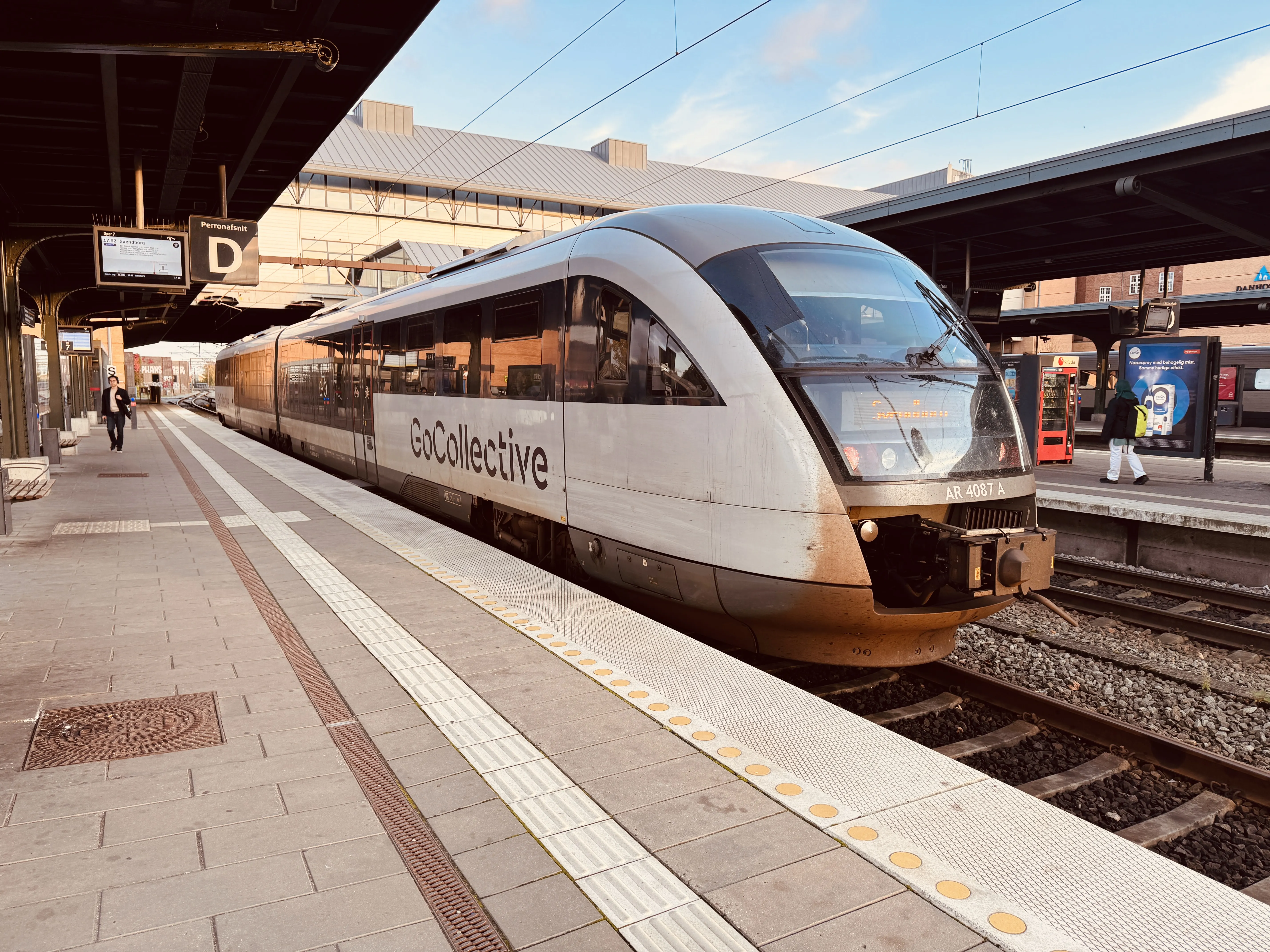 Billede af GoCollective AR 4087, tidligere DSB MQ 4127-4927 fotograferet ud for Odense Banegård Center. Billede af GoCollective AR 4087, tidligere DSB MQ 4127-4927 fotograferet ud for Odense Banegård Center.