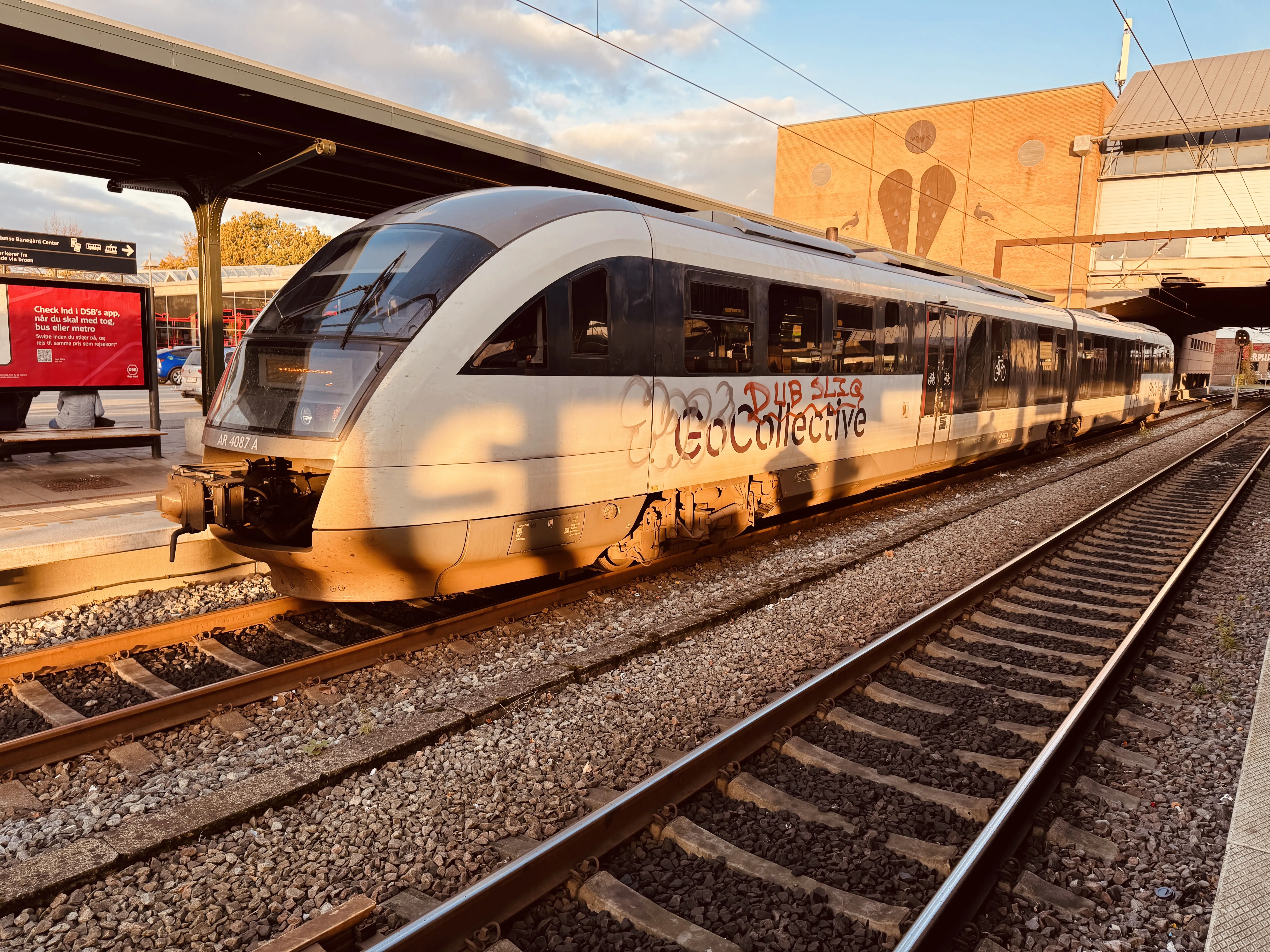 Billede af GoCollective AR 4087, tidligere DSB MQ 4127-4927 fotograferet ud for Odense Banegård Center. Billede af GoCollective AR 4087, tidligere DSB MQ 4127-4927 fotograferet ud for Odense Banegård Center.