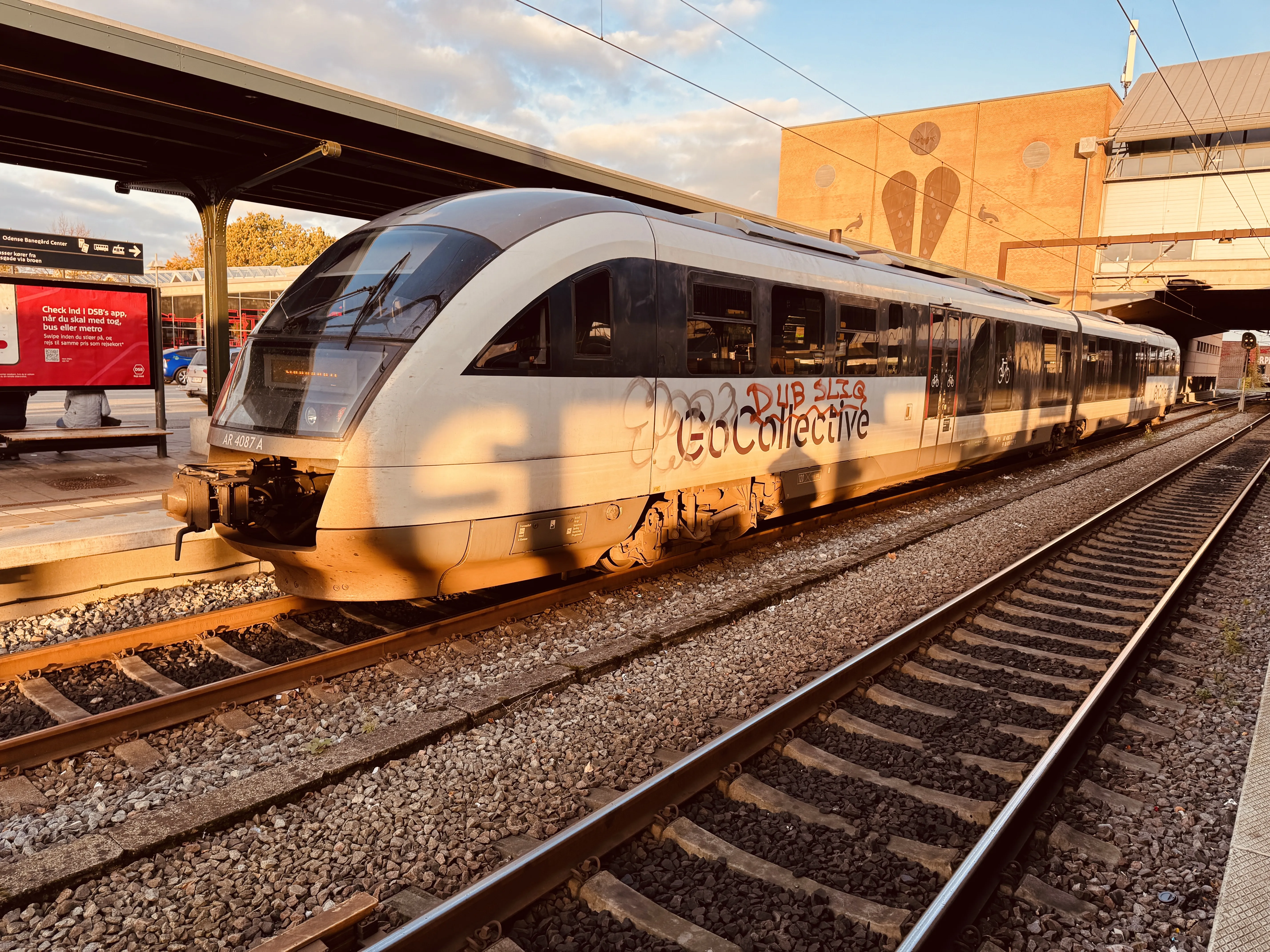 Billede af GoCollective AR 4087, tidligere DSB MQ 4127-4927 fotograferet ud for Odense Banegård Center. Billede af GoCollective AR 4087, tidligere DSB MQ 4127-4927 fotograferet ud for Odense Banegård Center.