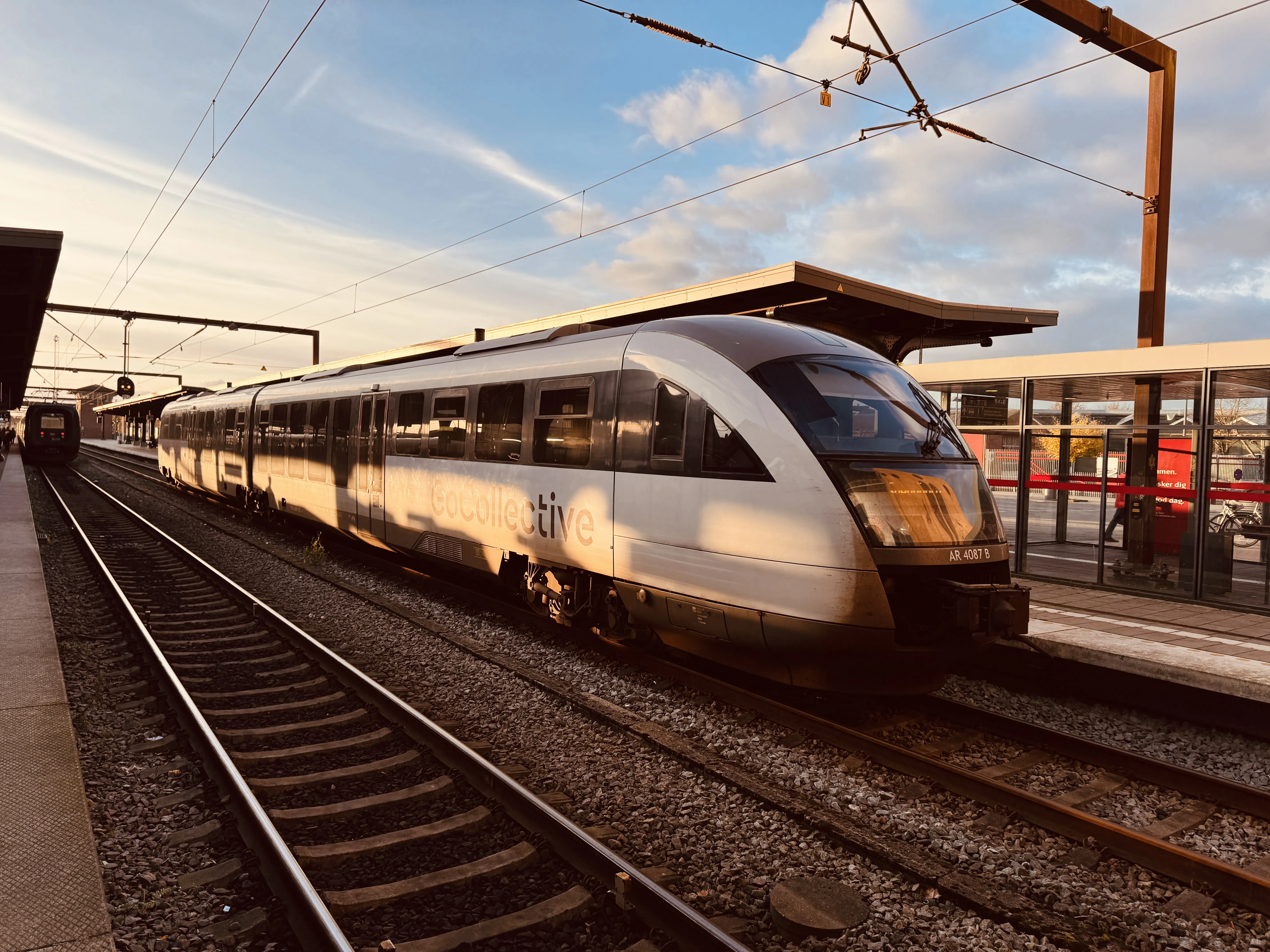 Billede af GoCollective AR 4087, tidligere DSB MQ 4127-4927 fotograferet ud for Odense Banegård Center. Billede af GoCollective AR 4087, tidligere DSB MQ 4127-4927 fotograferet ud for Odense Banegård Center.