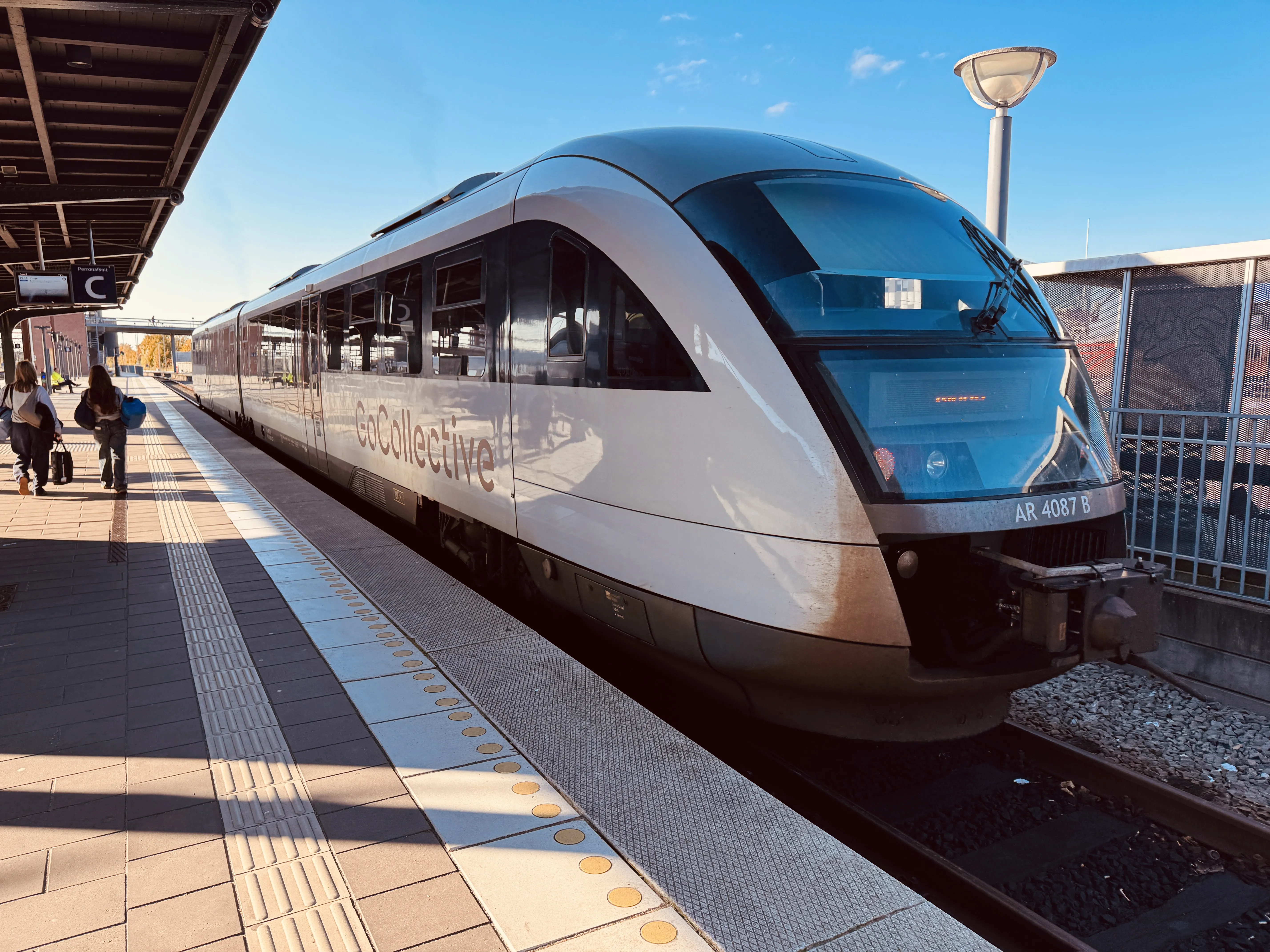Billede af GoCollective AR 4087, tidligere DSB MQ 4127-4927 fotograferet ud for Odense Banegård Center. Billede af GoCollective AR 4087, tidligere DSB MQ 4127-4927 fotograferet ud for Odense Banegård Center.