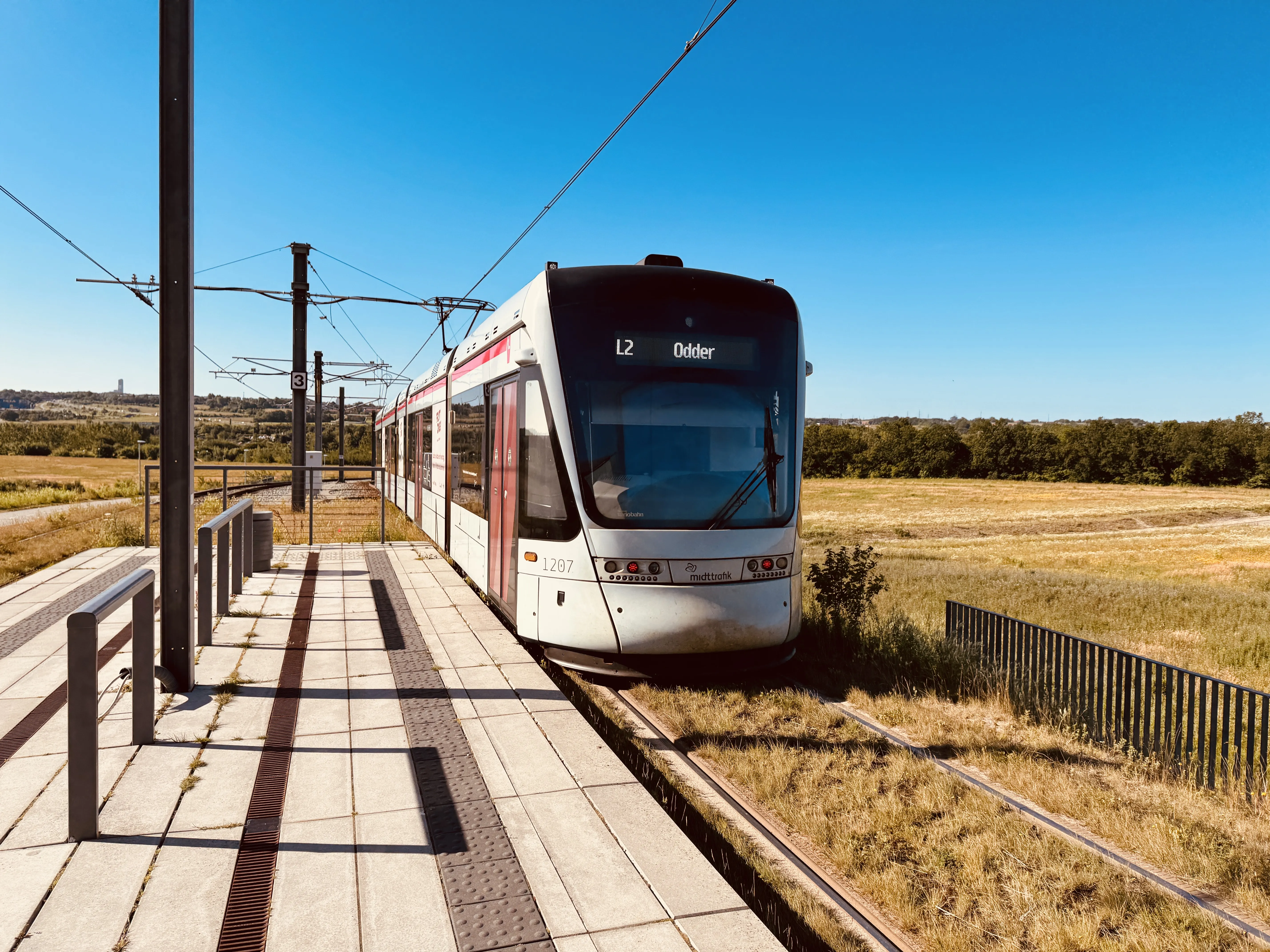 Billede af Aarhus Letbane togsæt 1107 fotograferet ud for Lisbjerg Bygade Letbanestation.