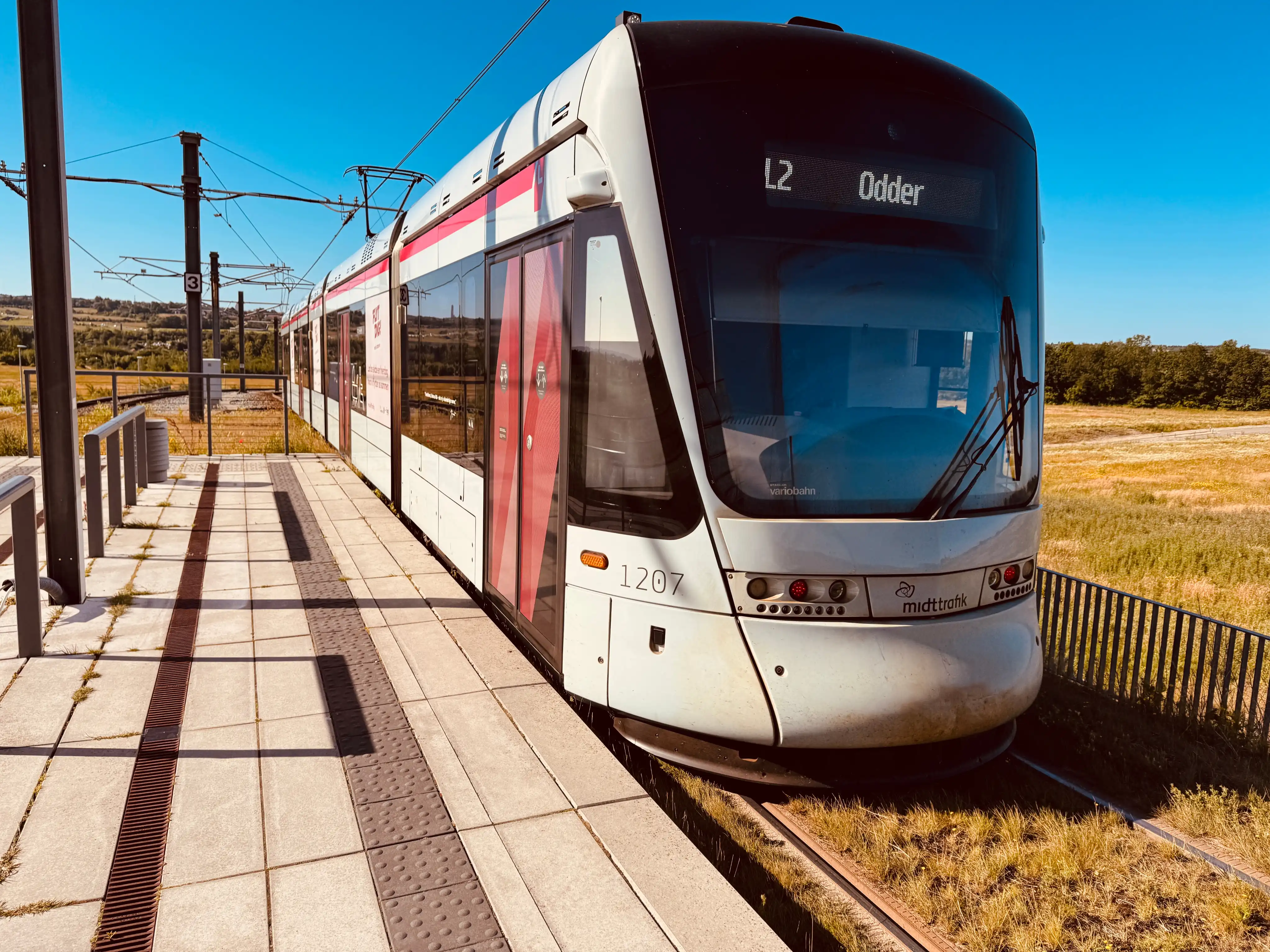 Billede af Aarhus Letbane togsæt 1107 fotograferet ud for Lisbjerg Bygade Letbanestation.