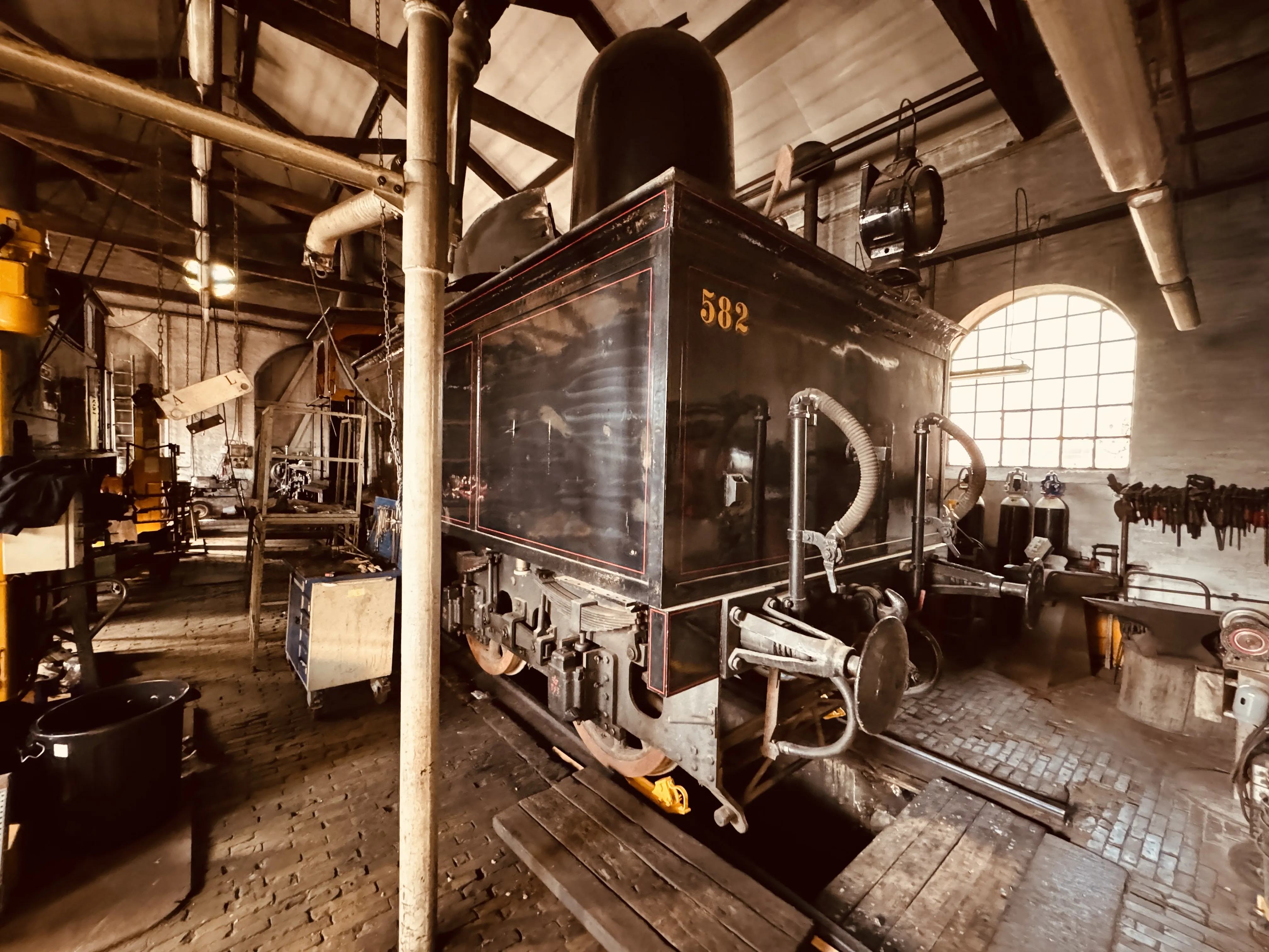 Billede af DSB K 582 her under genopbygning af NSJV, fotograferet i remisen ved Rungsted Kyst Station.