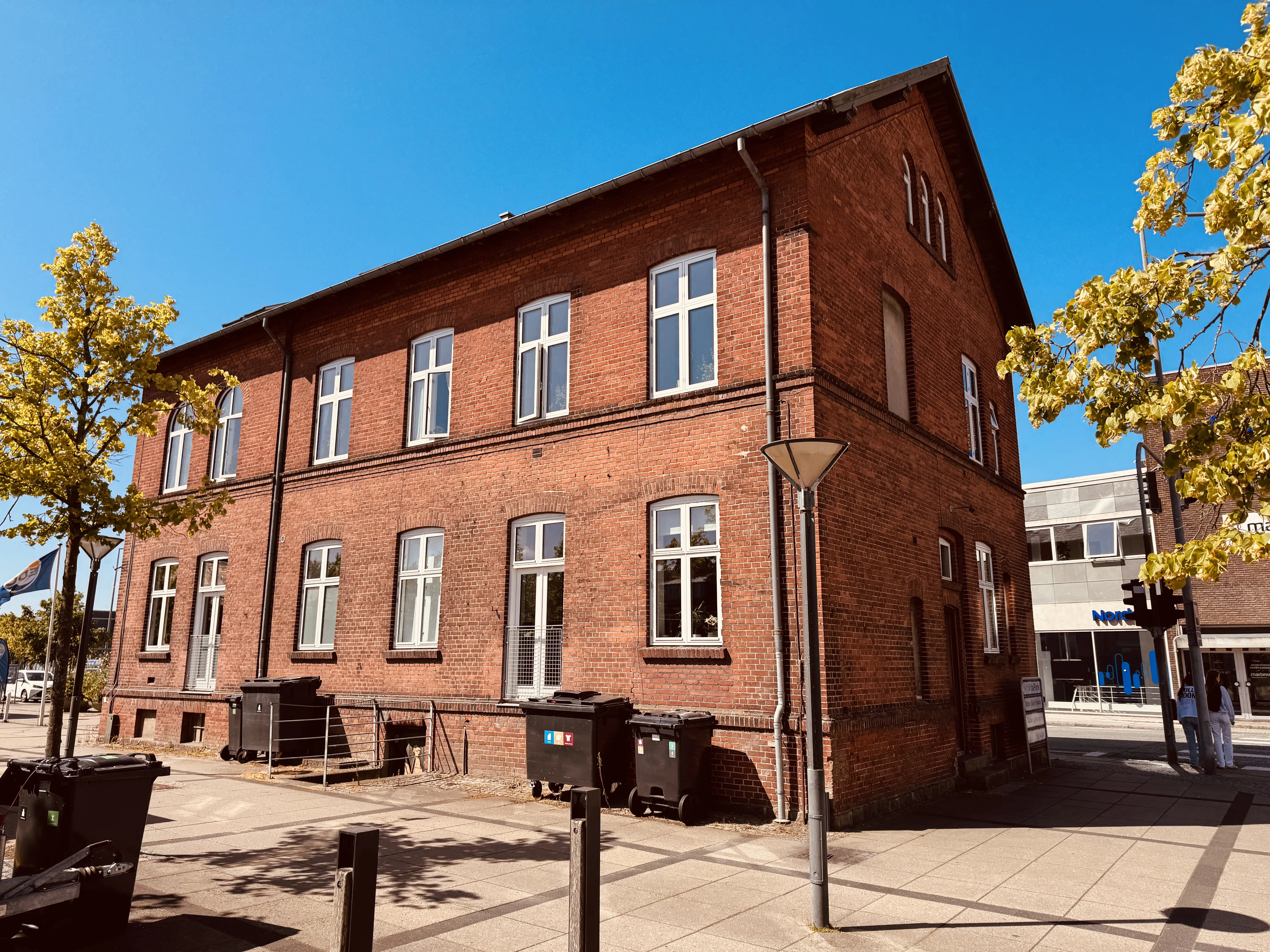 Billede af det tidligere posthus ved Odder Station. Billede af det tidligere posthus ved Odder Station.