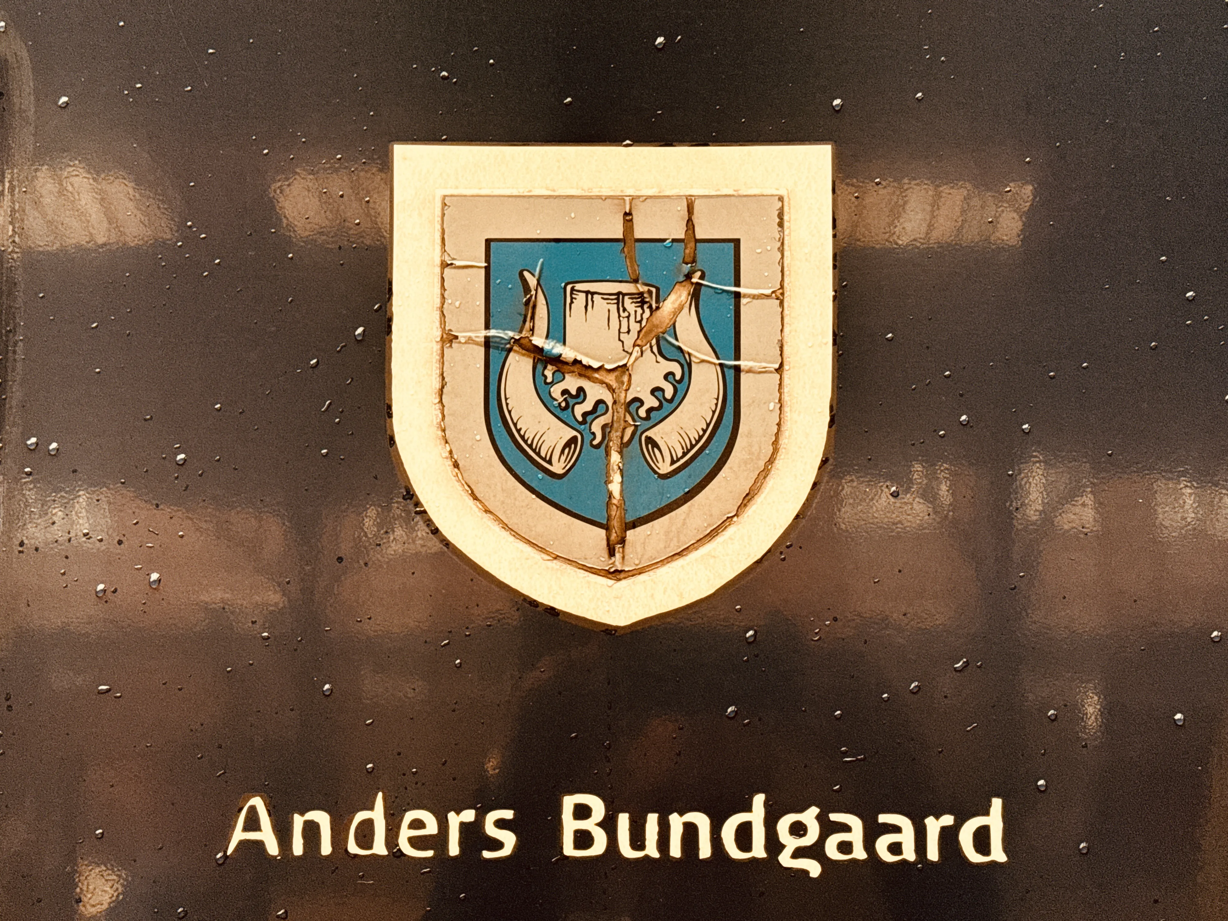 Billede af Støvrings byvåben og navngivet "Anders Bundgaard" på siden af DSB MF 5093 fotograferet ud for København Hovedbanegård.