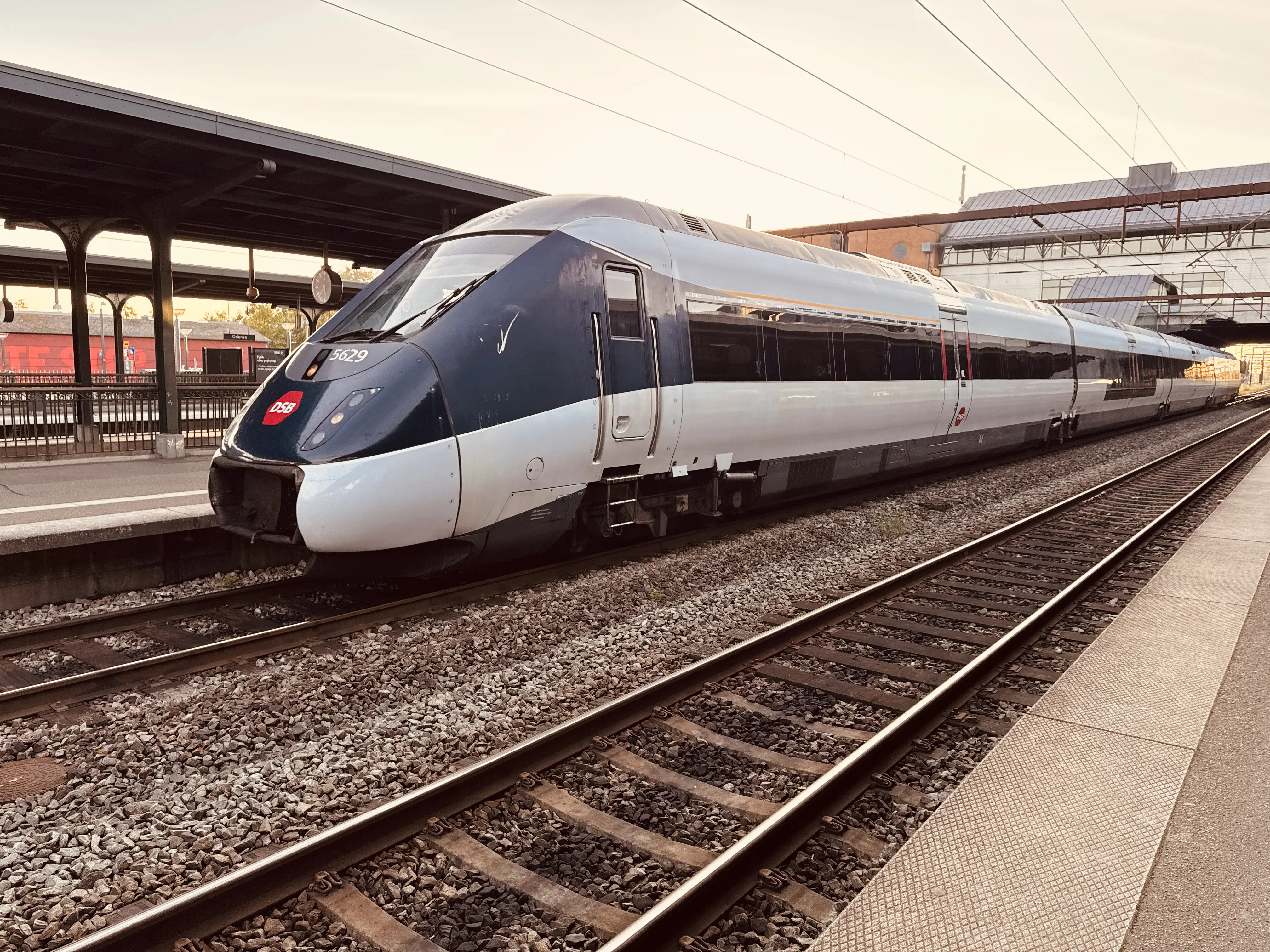 Billede af DSB MG 5629 fotograferet ud for Odense Banegård Center.