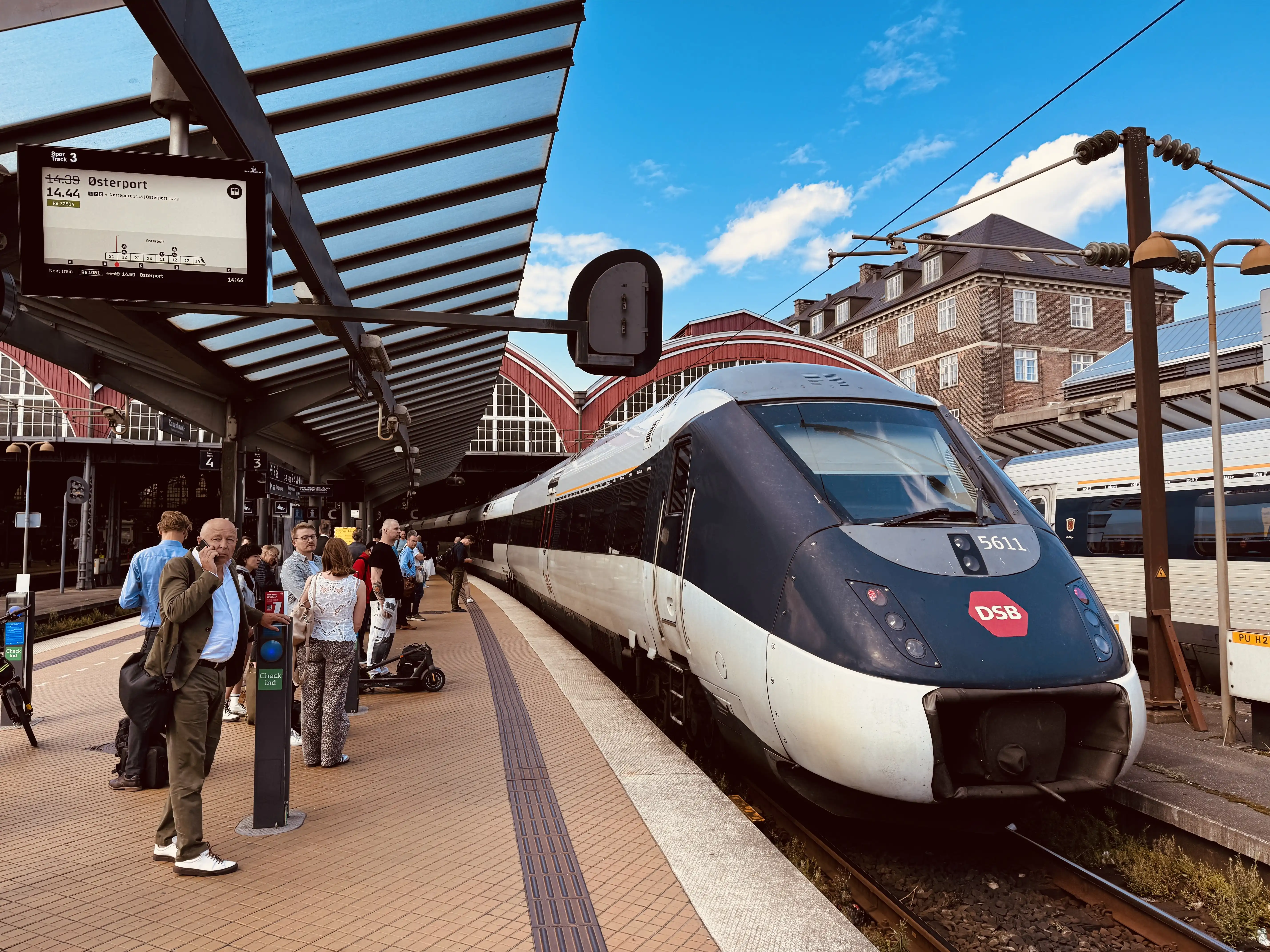 Billede af DSB MG 5611 fotograferet ud for København Hovedbanegård.