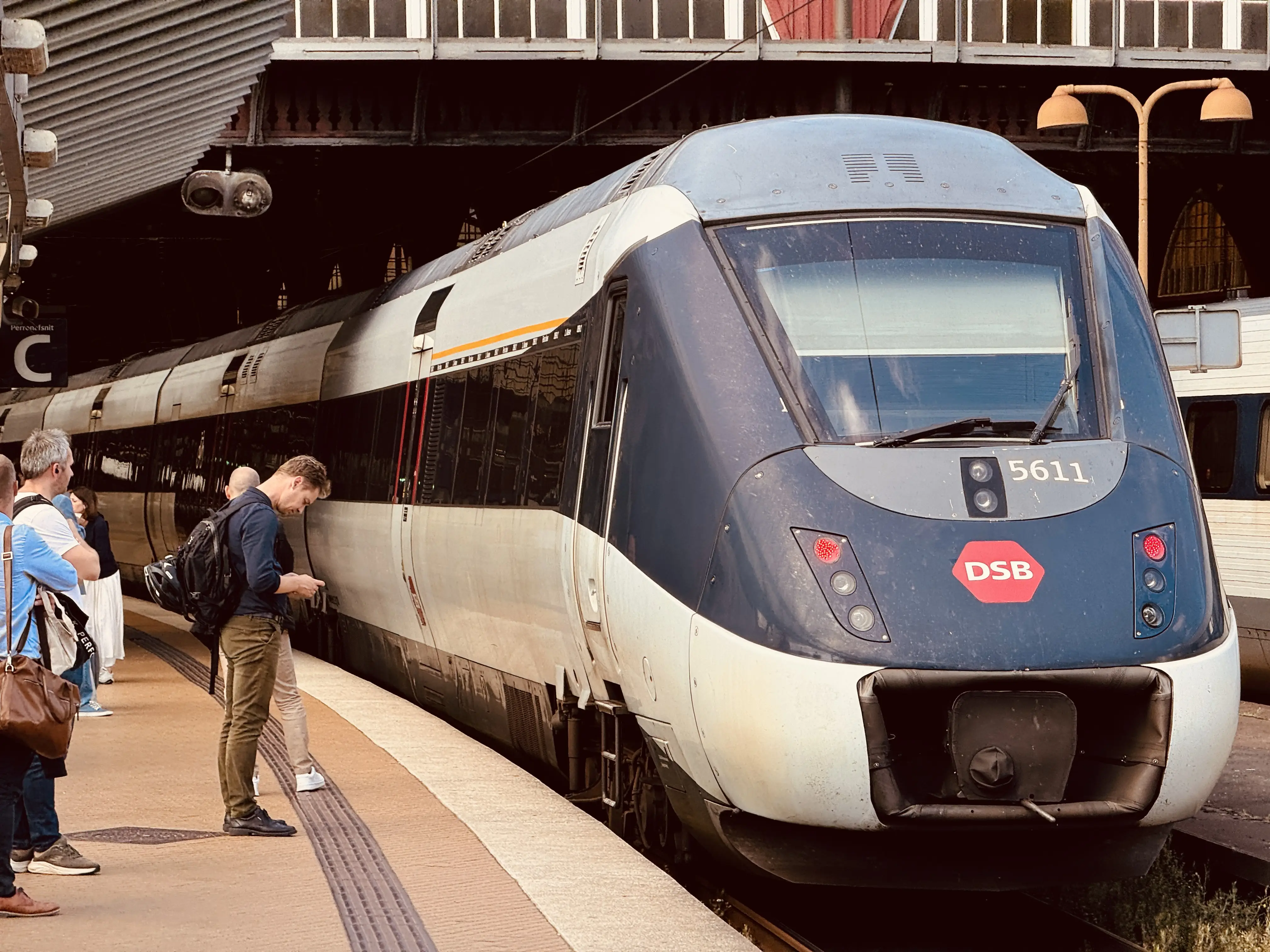 Billede af DSB MG 5611 fotograferet ud for København Hovedbanegård.