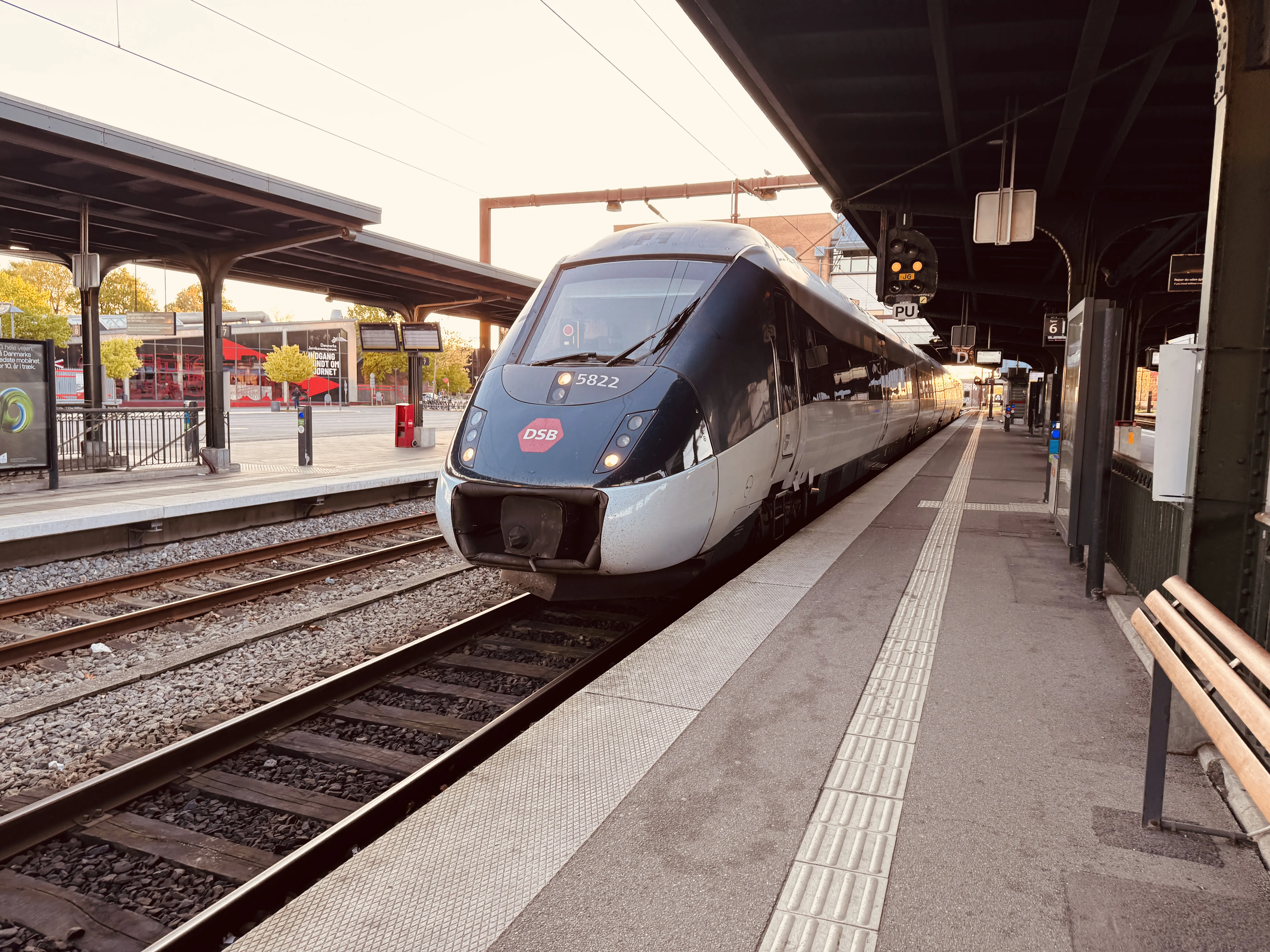 Billede af DSB MG 5622 fotograferet ud for Odense Banegård Center.