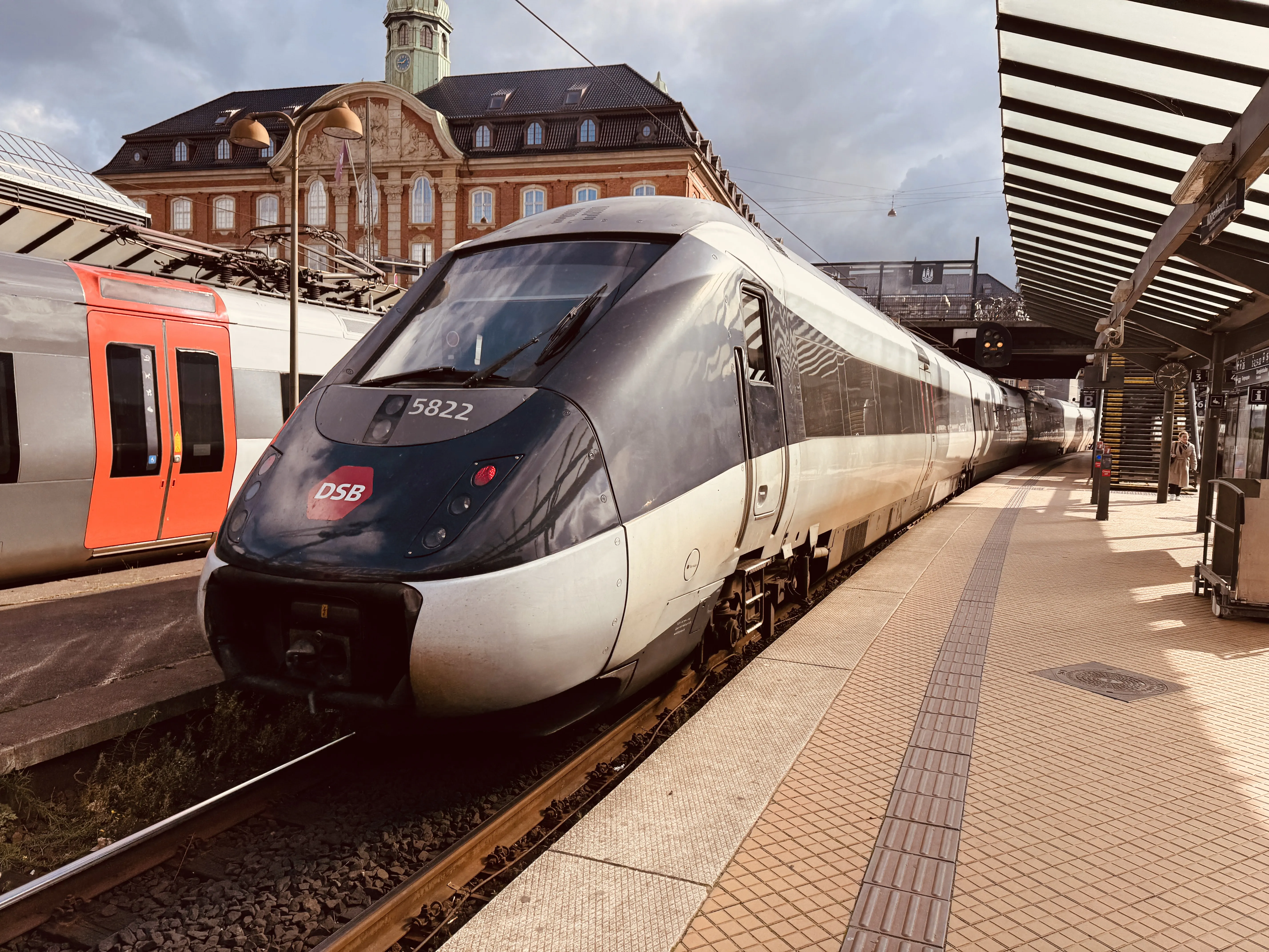 Billede af DSB MG 5622 fotograferet ud for København Hovedbanegård.