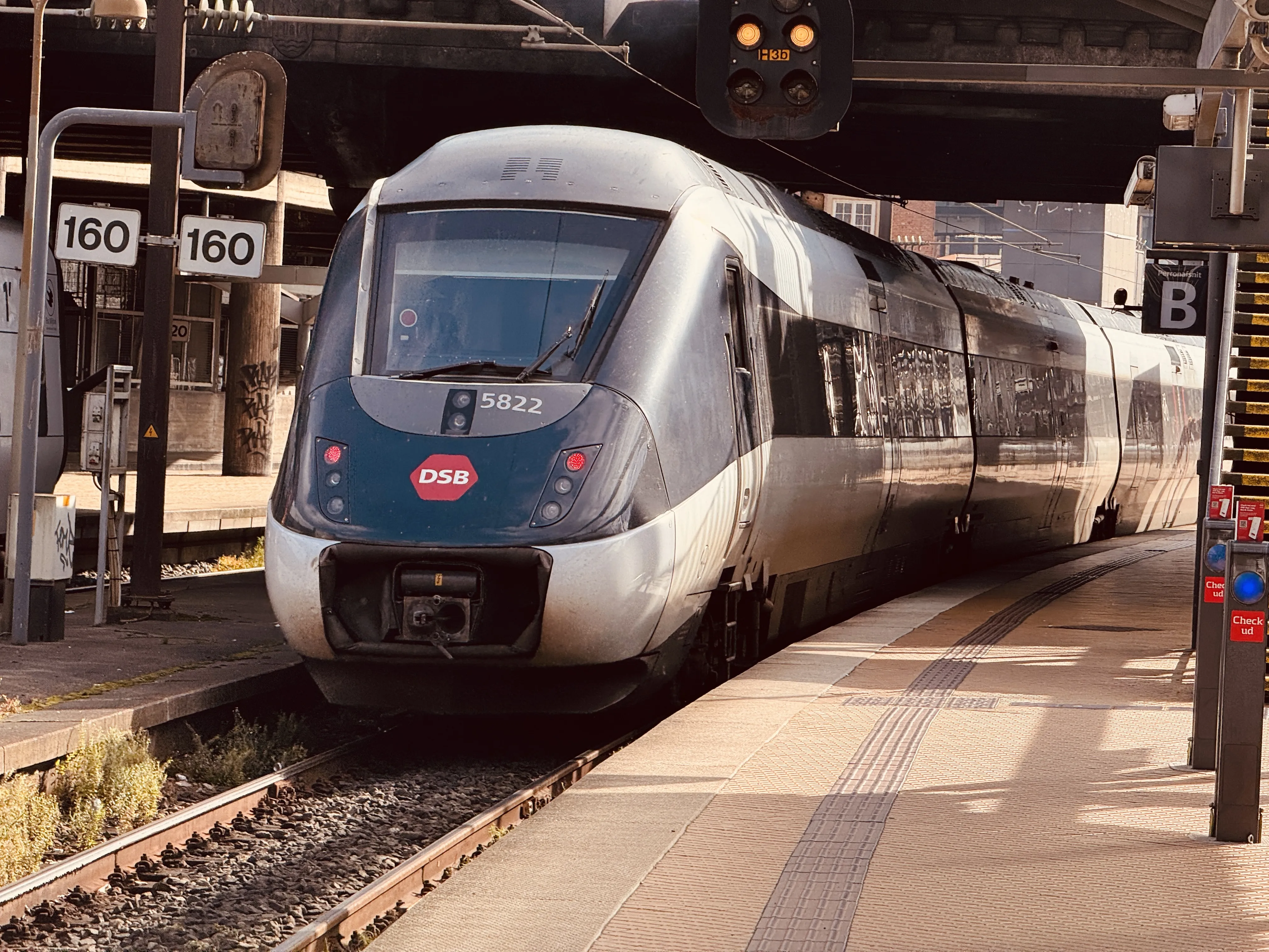 Billede af DSB MG 5622 fotograferet ud for København Hovedbanegård.