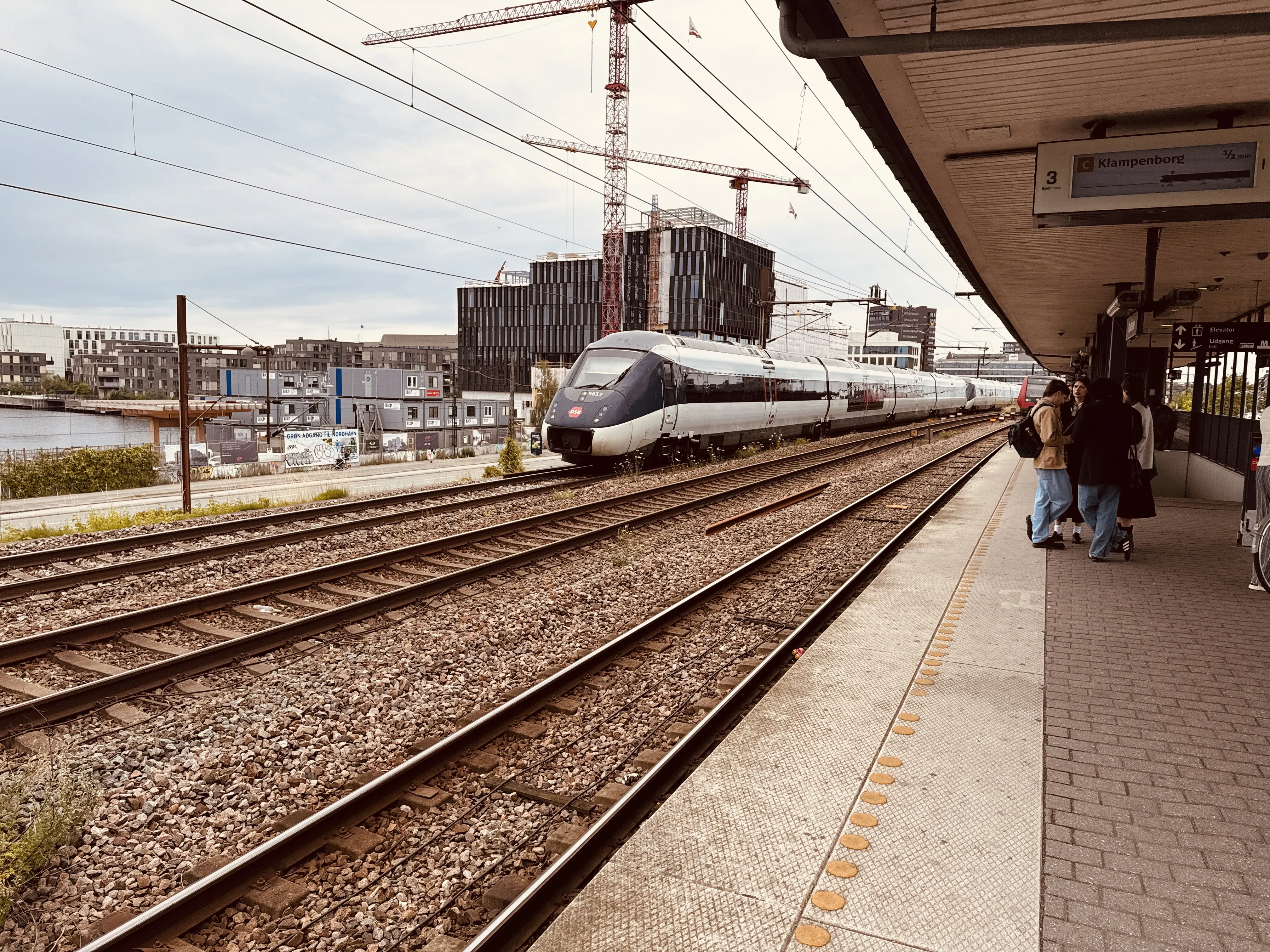 Billede af DSB MG 5637 fotograferet ud for Nordhavn S-togstrinbræt.