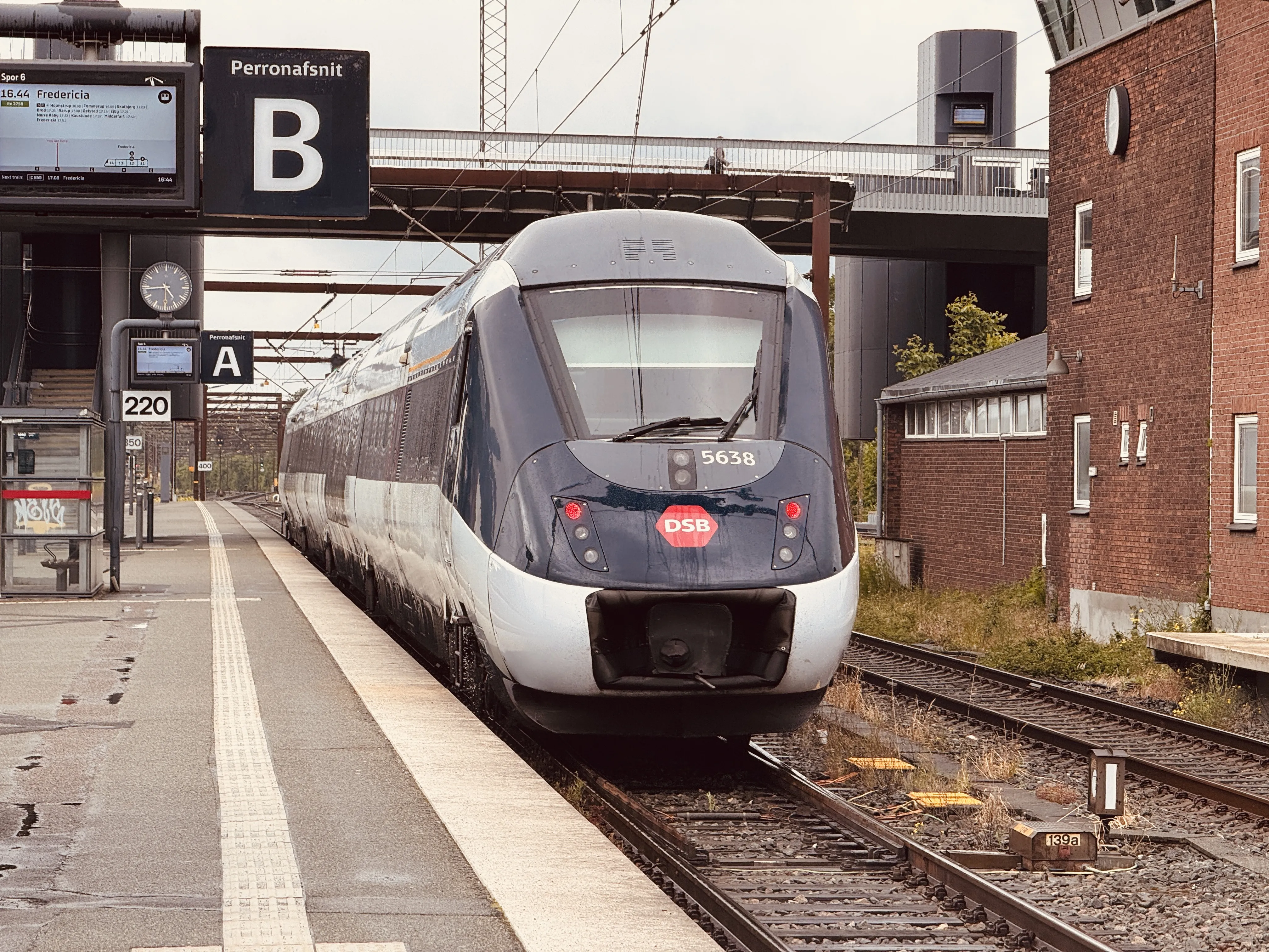 Billede af DSB MG 5638 fotograferet ud for Odense Banegård Center.