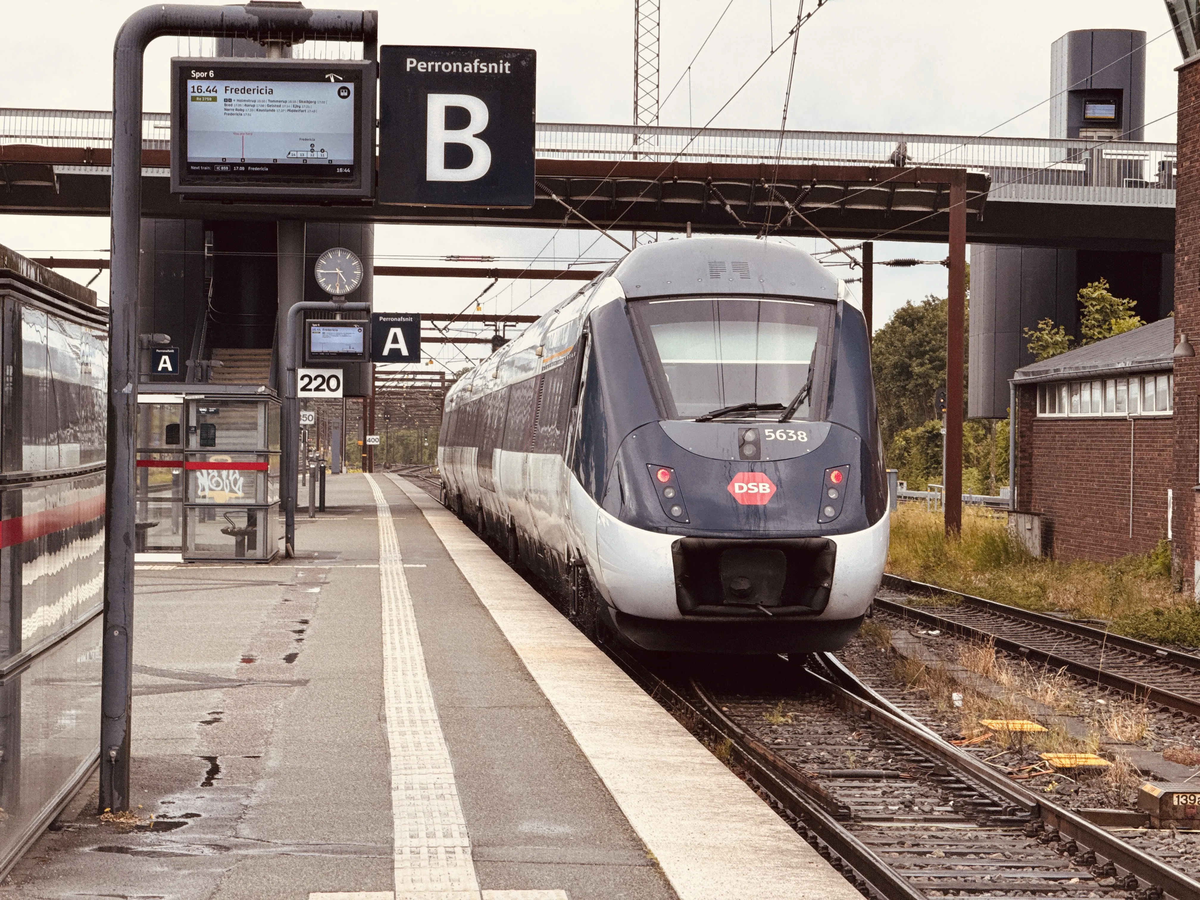 Billede af DSB MG 5638 fotograferet ud for Odense Banegård Center.