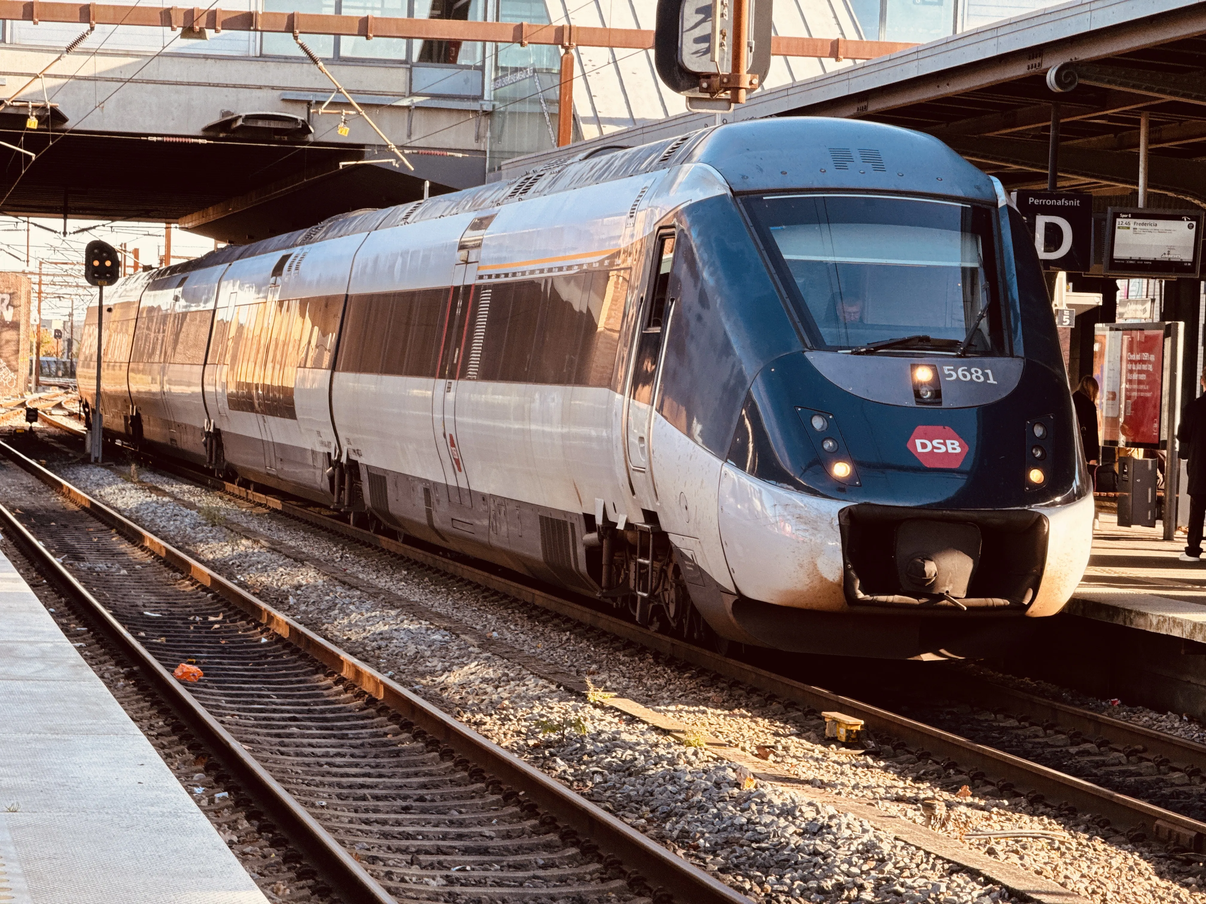 Billede af DSB MG 5681 fotograferet ud for Odense Banegård Center.