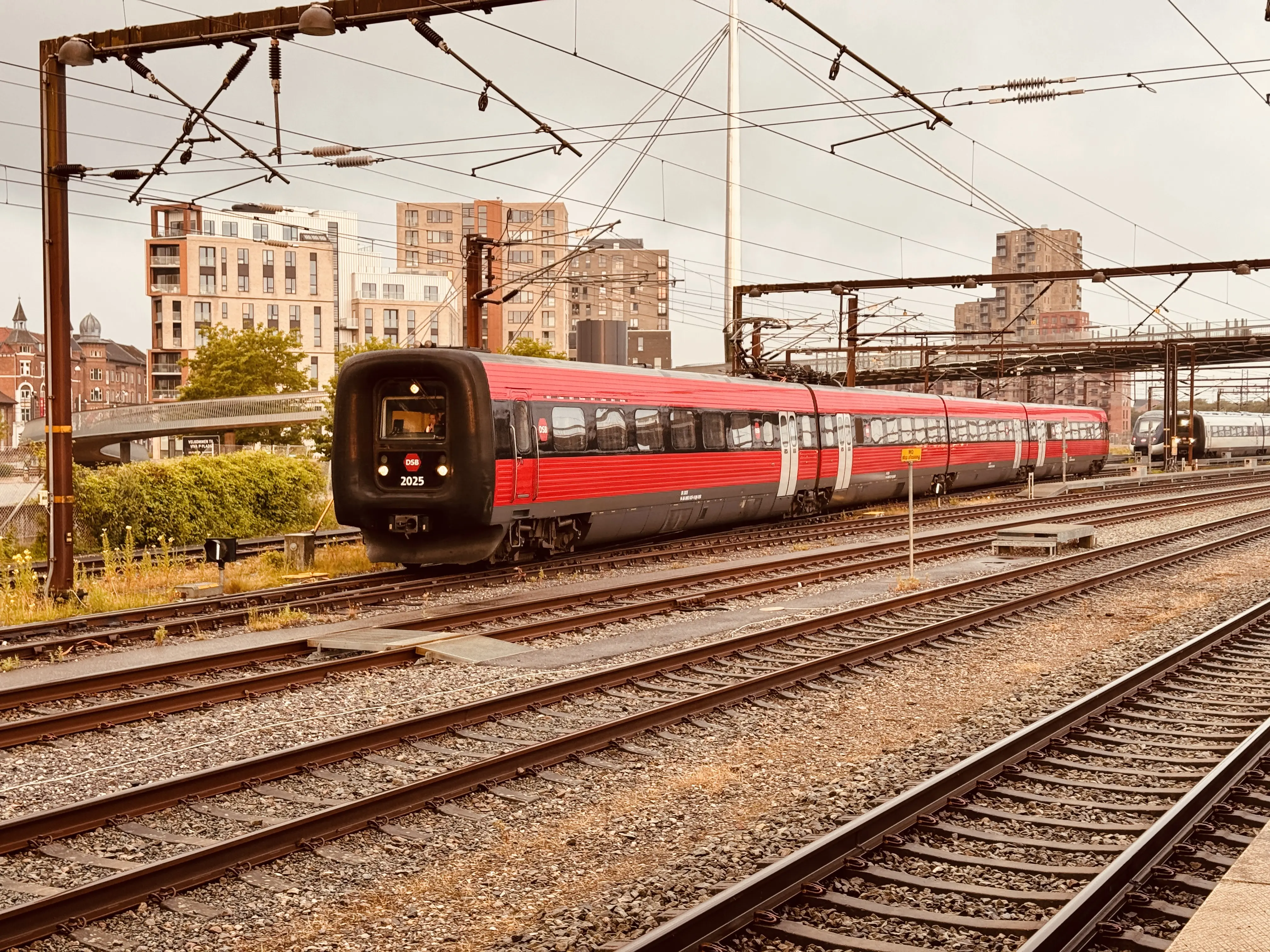 Billede af DSB ER 2025 fotograferet ud for Odense Banegård Center.
