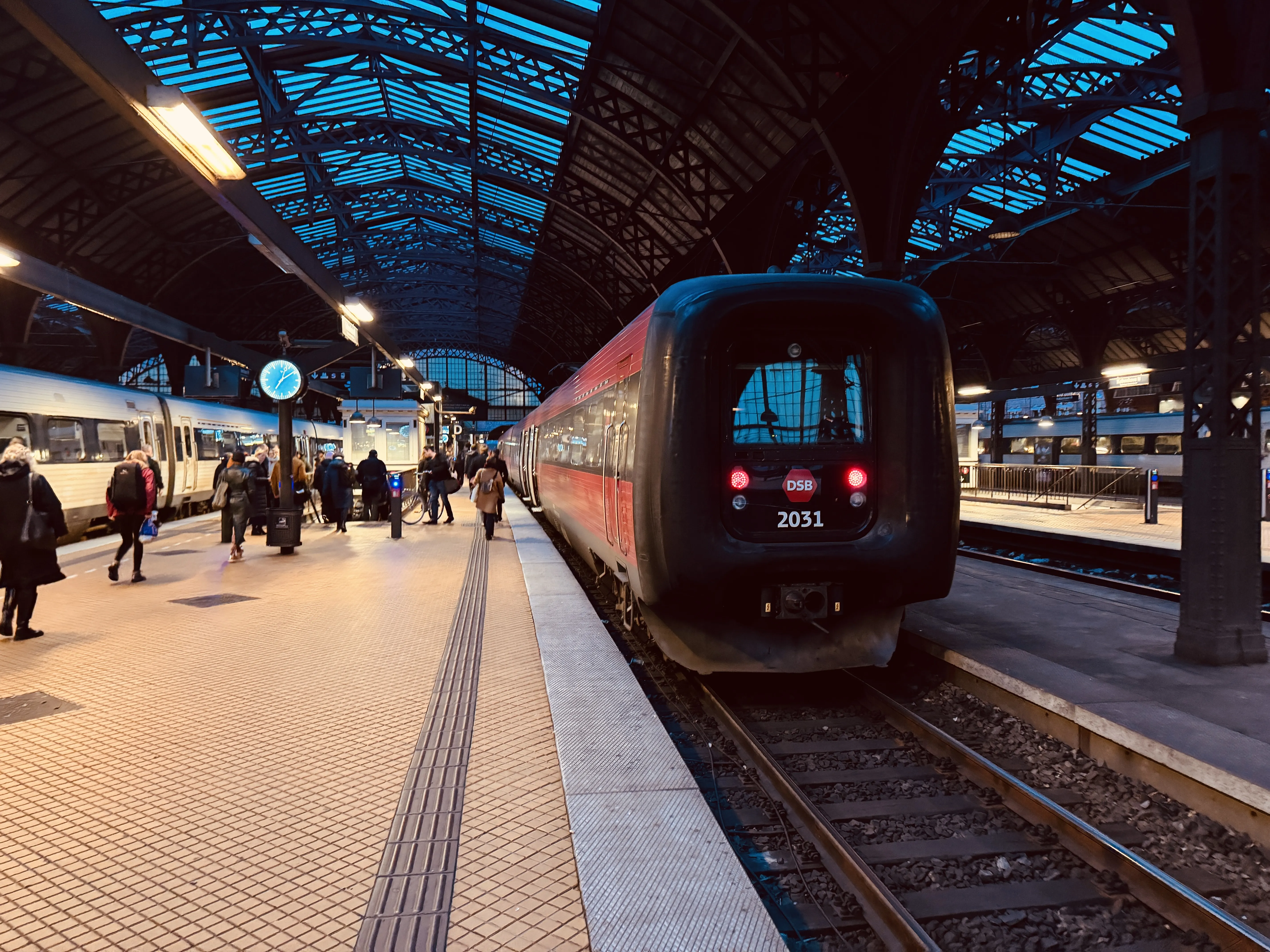 Billede af DSB ER 2031 fotograferet ud for København Hovedbanegård.
