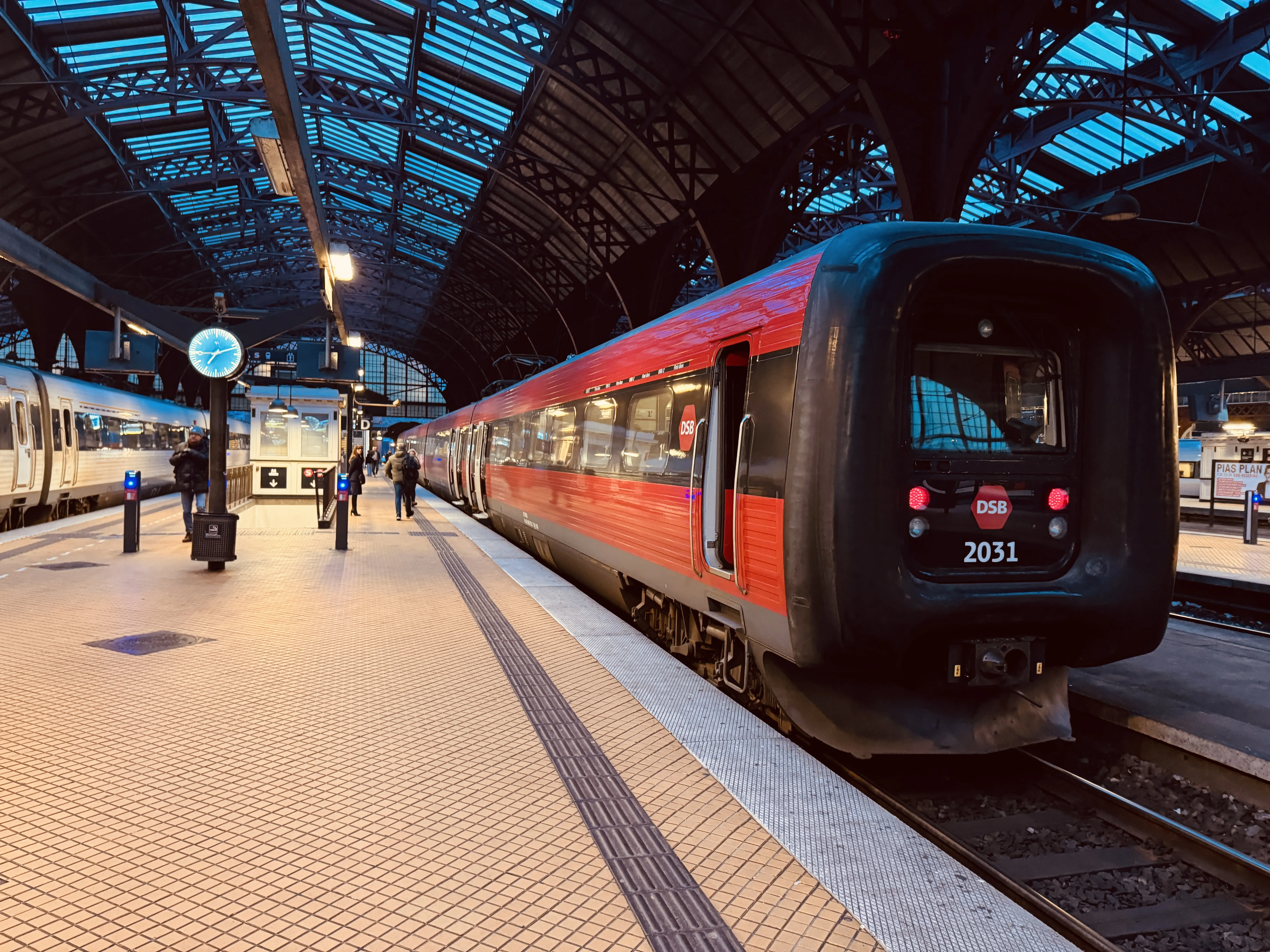 Billede af DSB ER 2031 fotograferet ud for København Hovedbanegård.