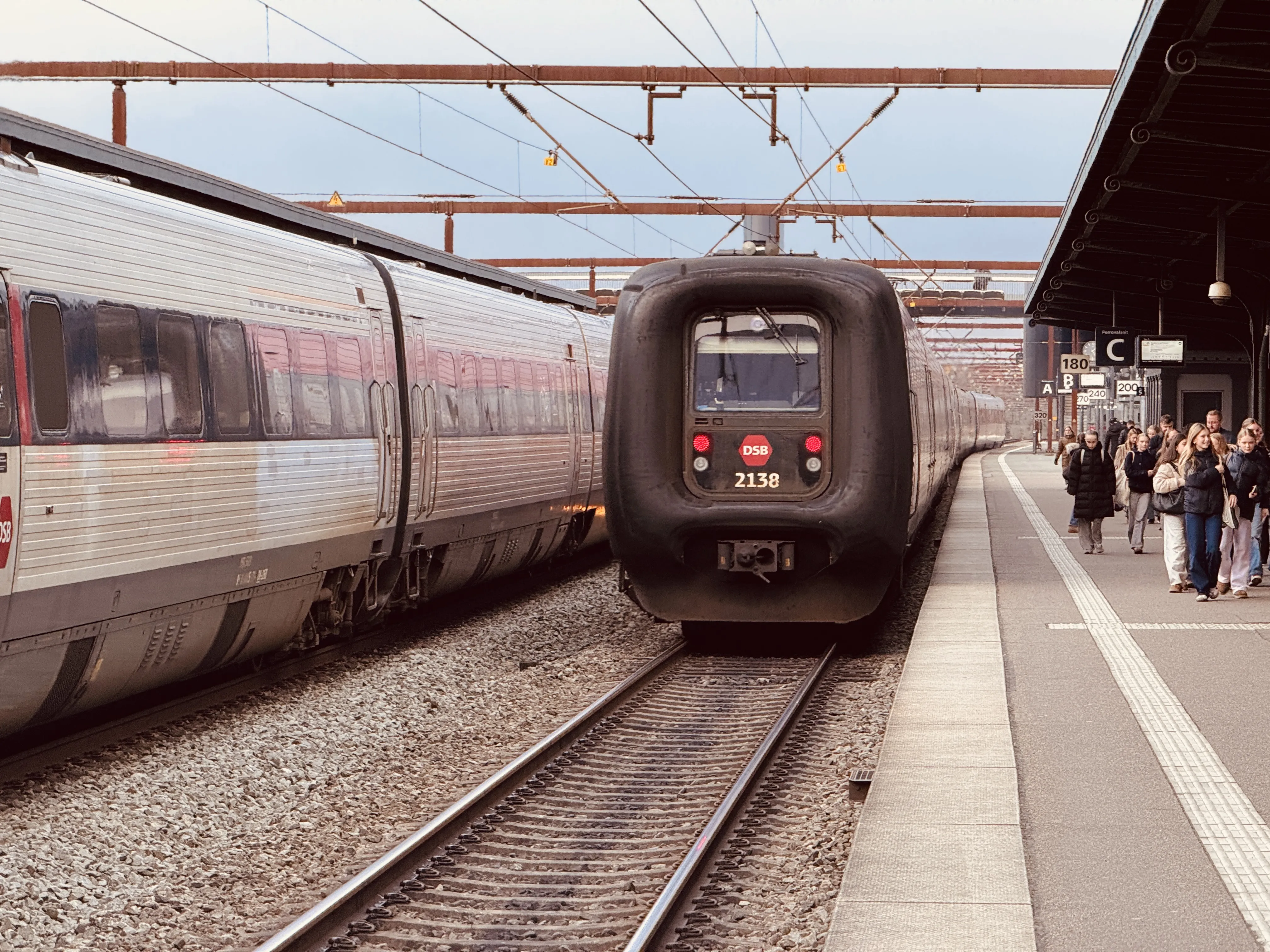 Billede af DSB ER 2038 fotograferet ud for Odense Banegård Center.