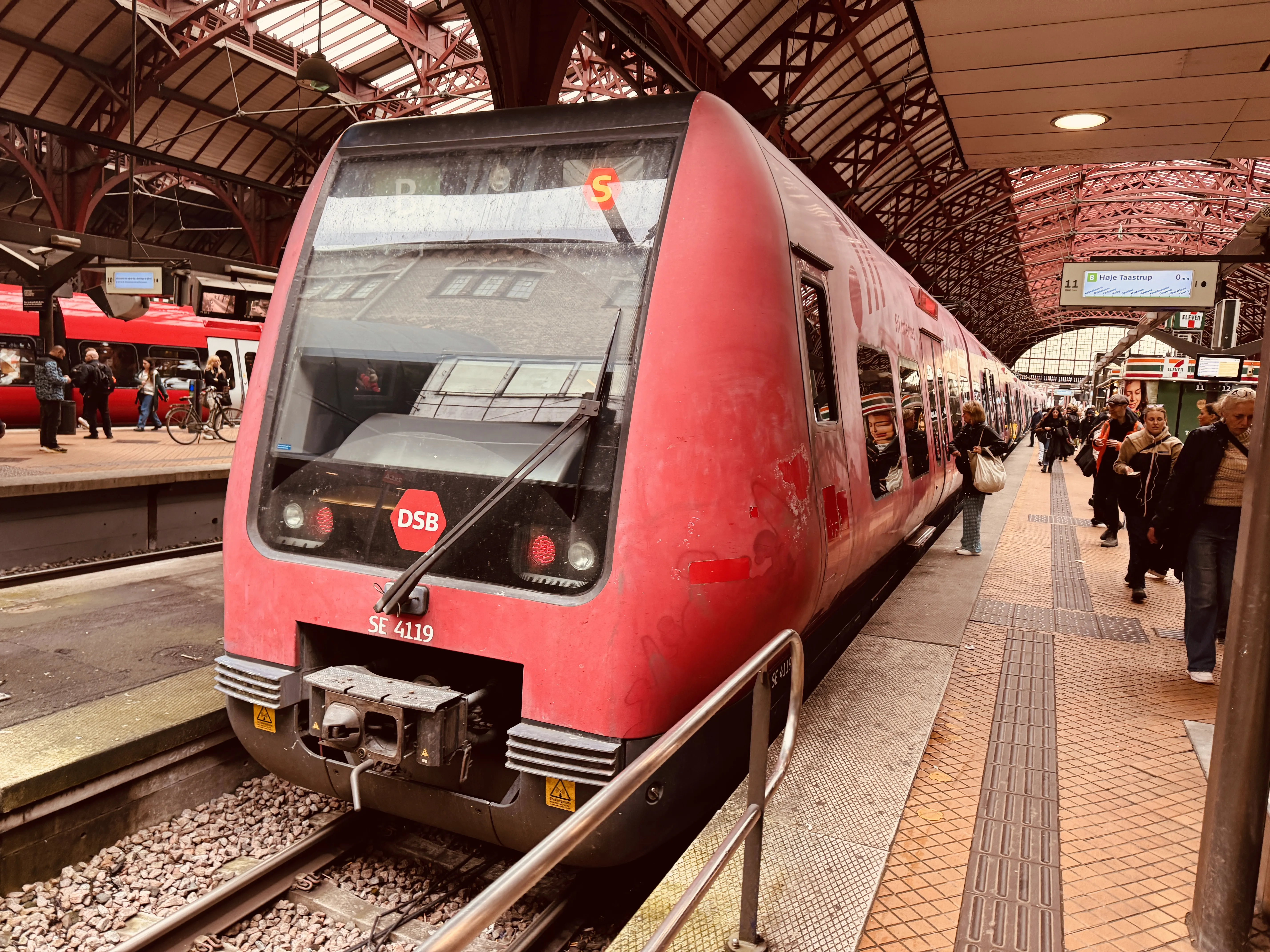 Billede af DSB SE 4119 fotograferet ud for København Hovedbanegård.