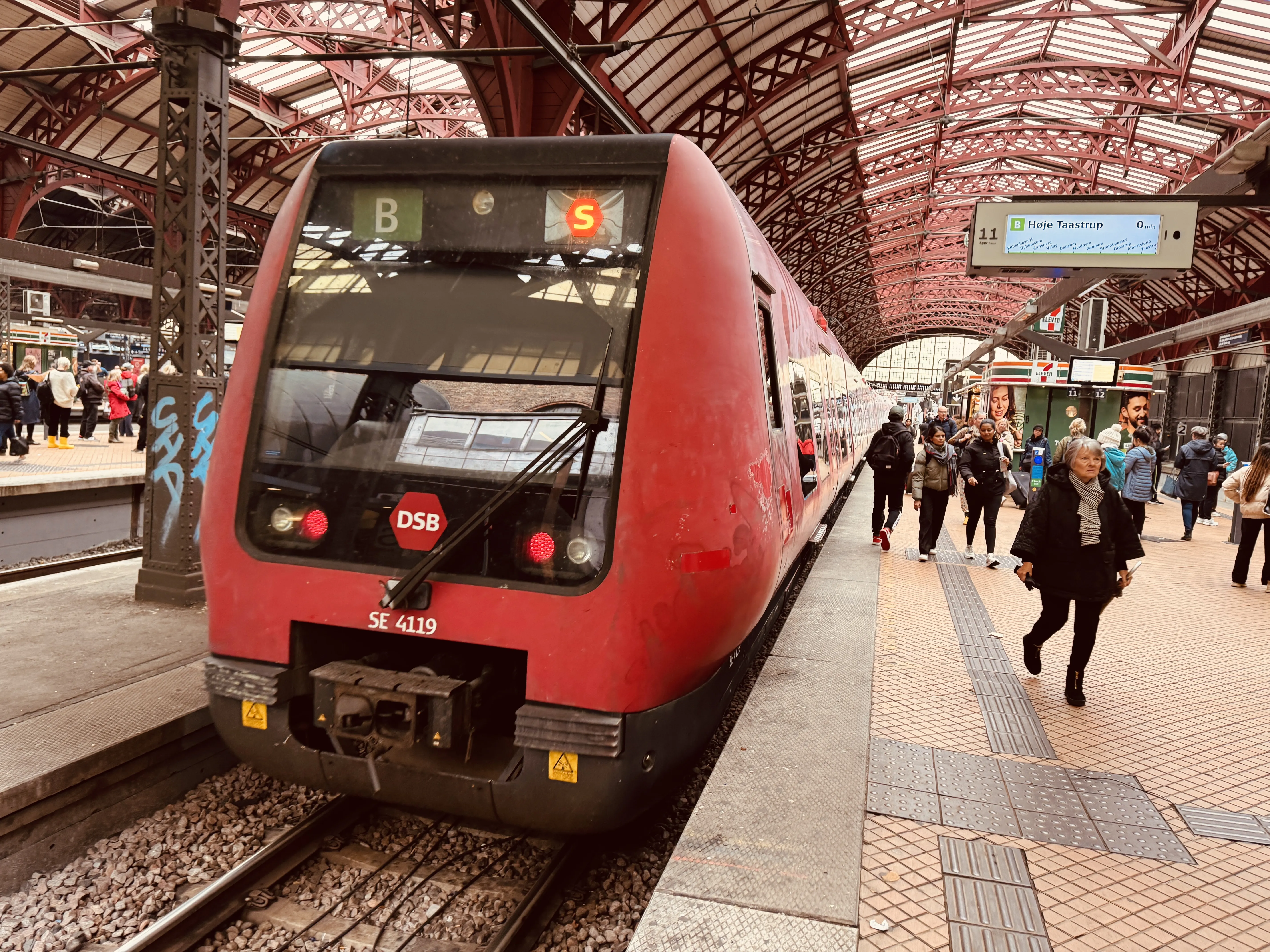 Billede af DSB SE 4119 fotograferet ud for København Hovedbanegård.