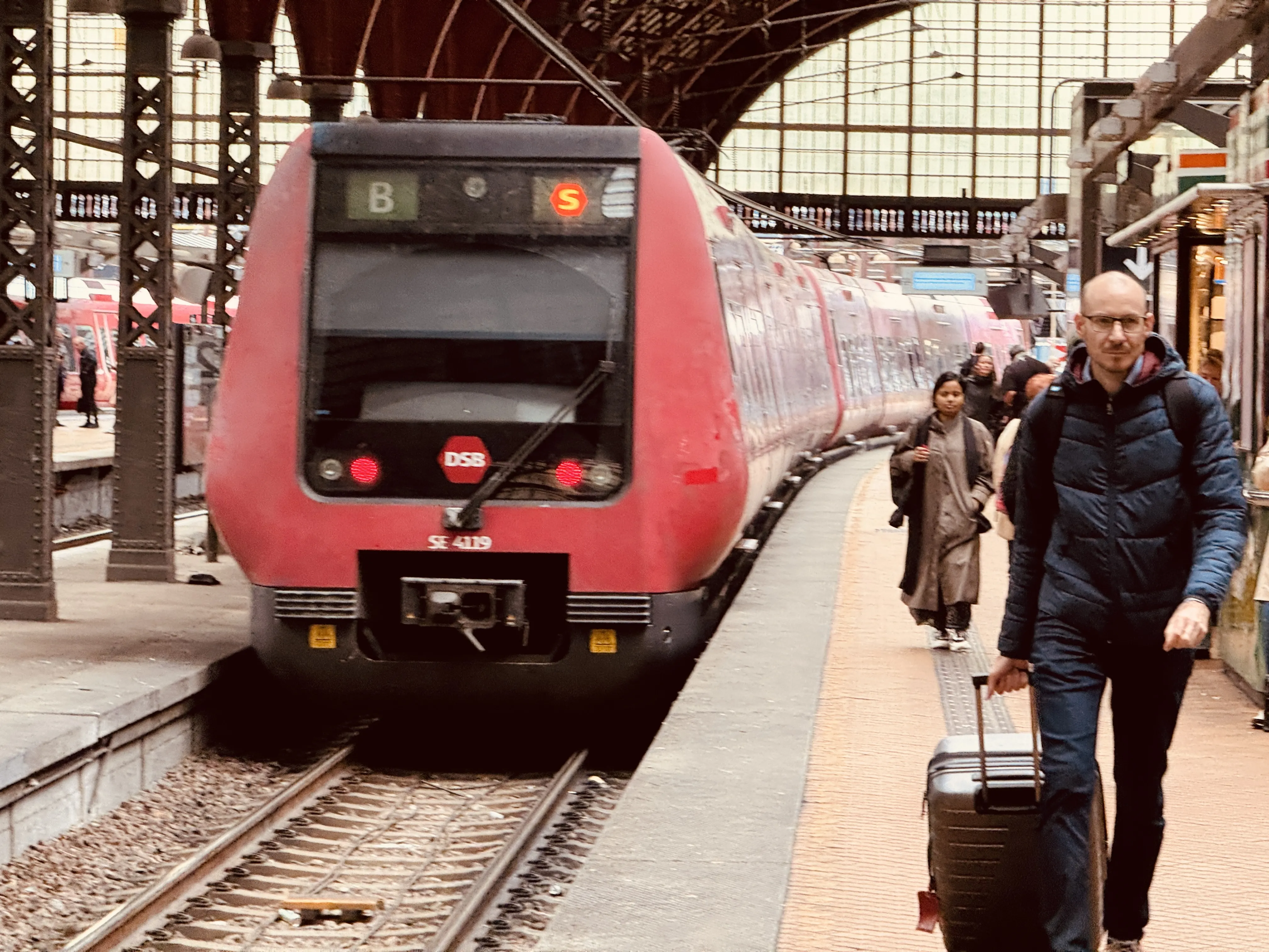 Billede af DSB SE 4119 fotograferet ud for København Hovedbanegård.