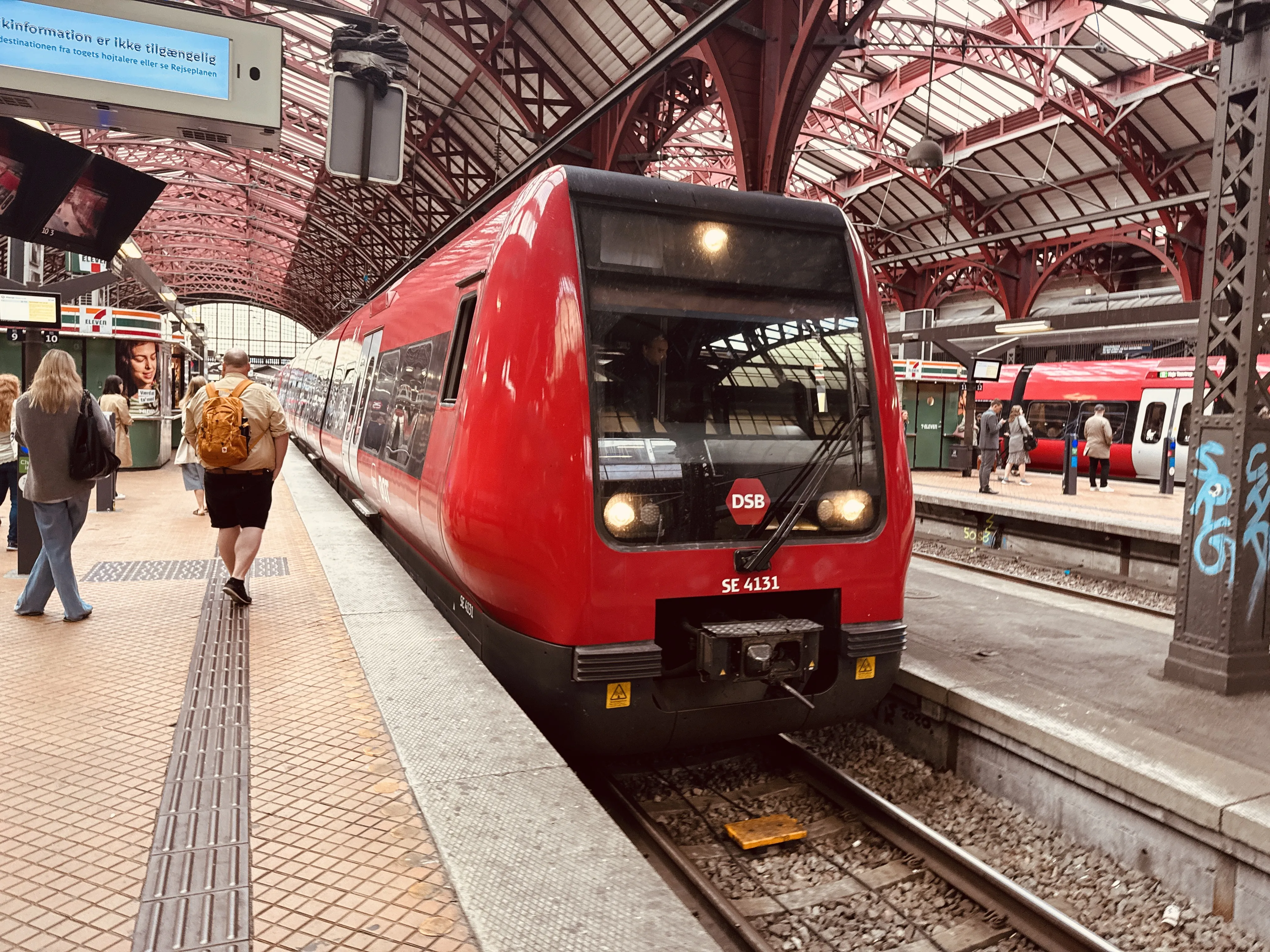 Billede af DSB SE 4131 fotograferet ud for København Hovedbanegård.