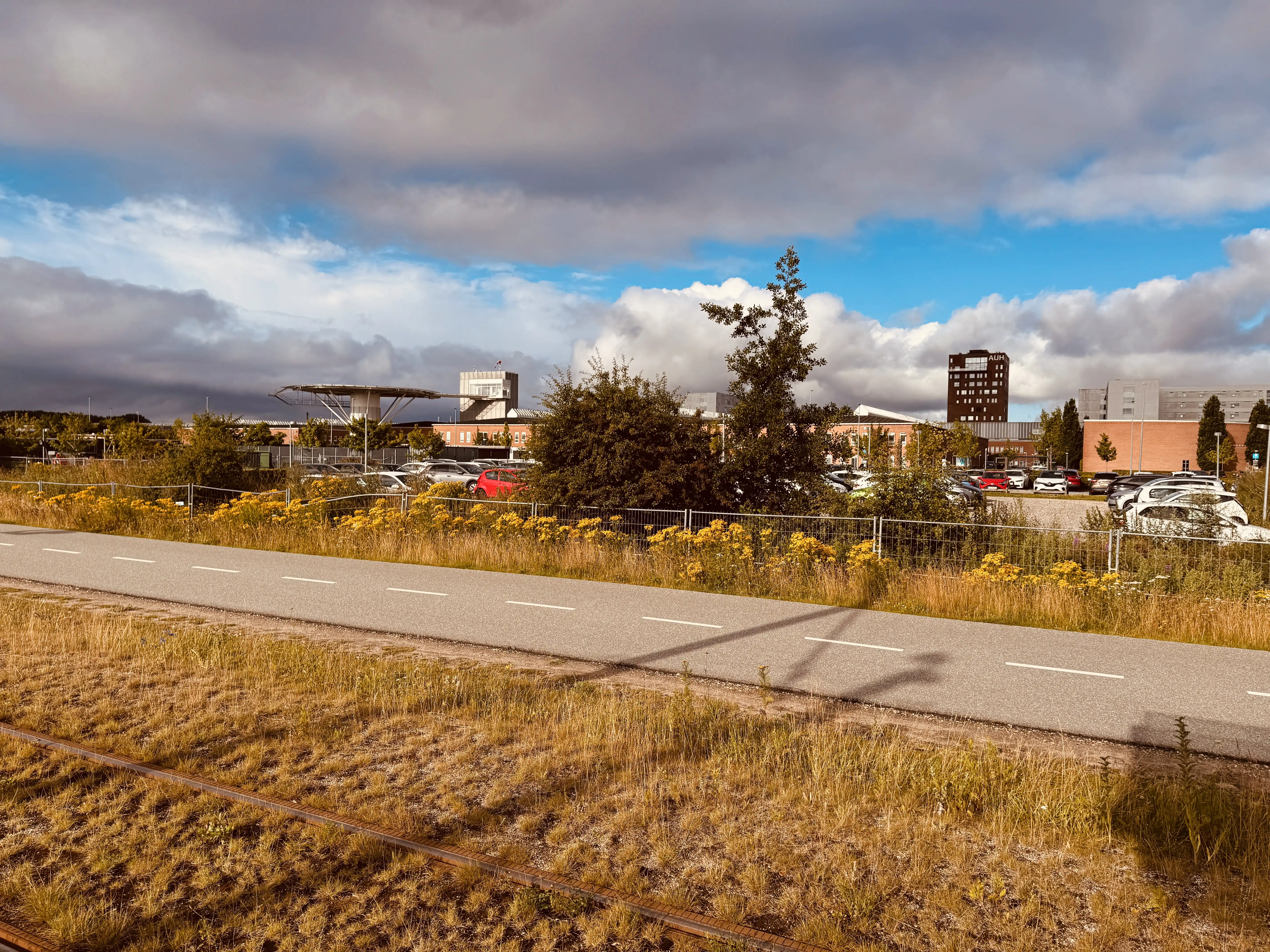 Billede af Aarhus Universitetshospital Letbanestation, hvor man kan se Aarhus Universitetshospital i baggrunden. Billede af Aarhus Universitetshospital Letbanestation, hvor man kan se Aarhus Universitetshospital i baggrunden.