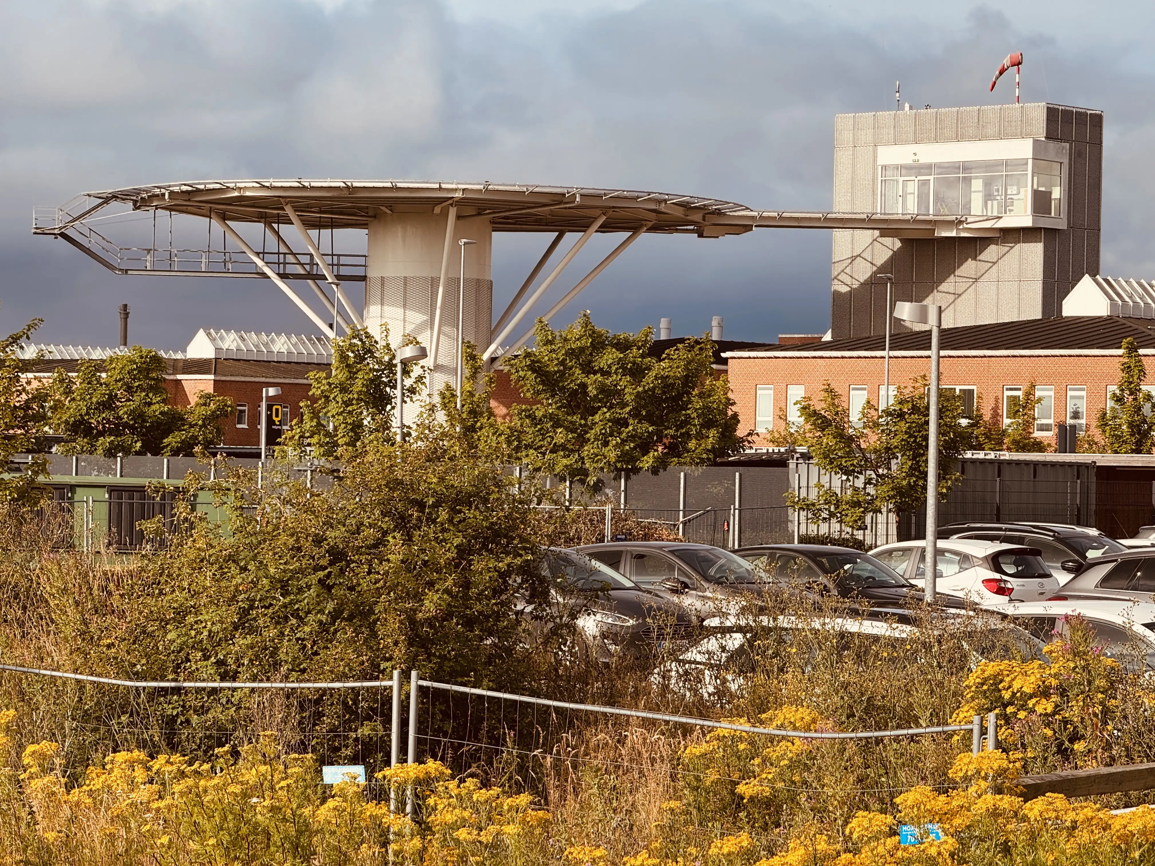 Billede af Aarhus Universitetshospital Letbanestation, hvor man kan se Aarhus Universitetshospital i baggrunden. Billede af Aarhus Universitetshospital Letbanestation, hvor man kan se Aarhus Universitetshospital i baggrunden.
